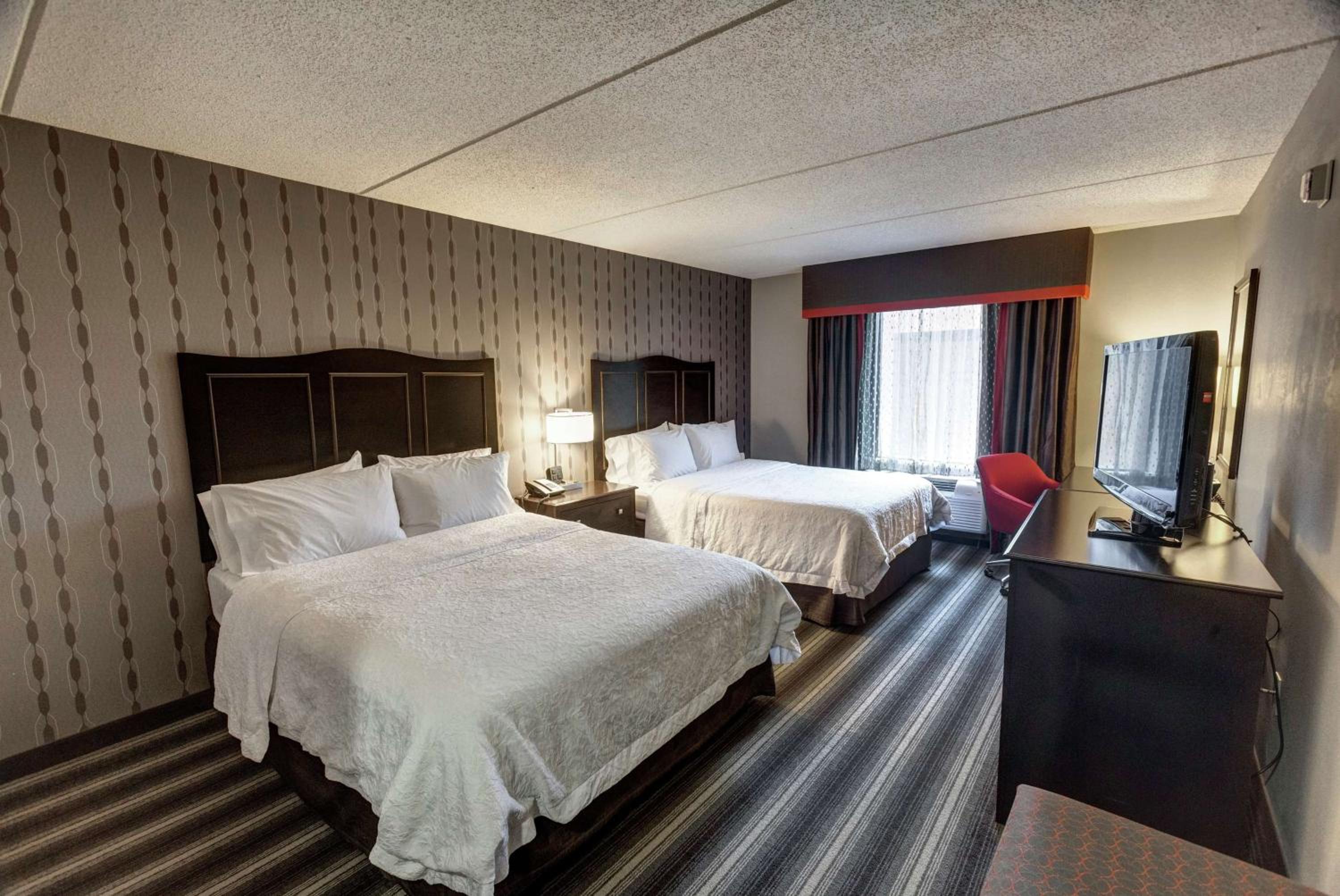 Queen Room with Two Queen Beds - Hearing Access/Non-Smoking photo 2