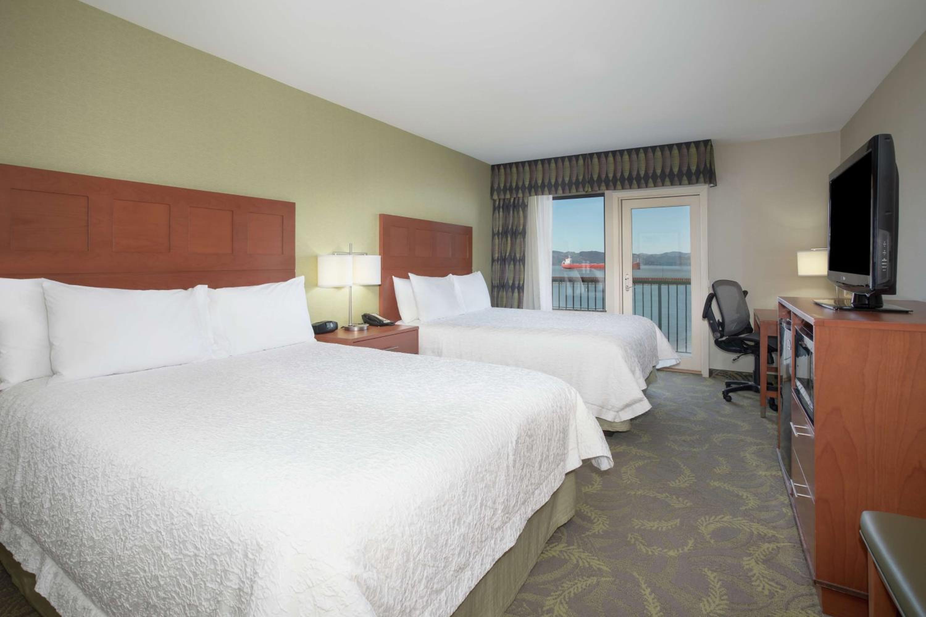 Queen Room with Two Queen Beds - Riverview with Balcony photo 3