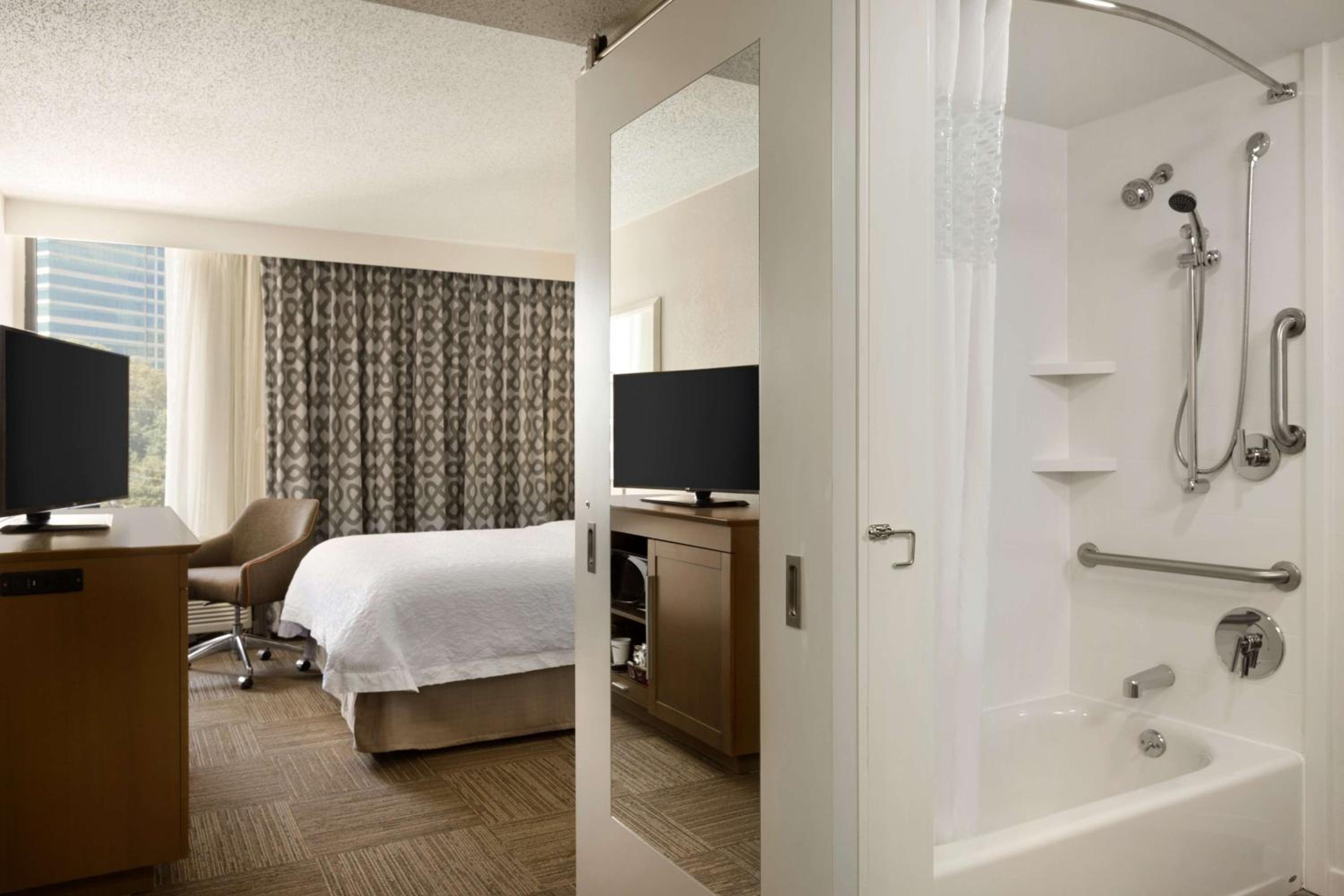 Queen Room with Mobility Access/Non-Smoking - Photo 3