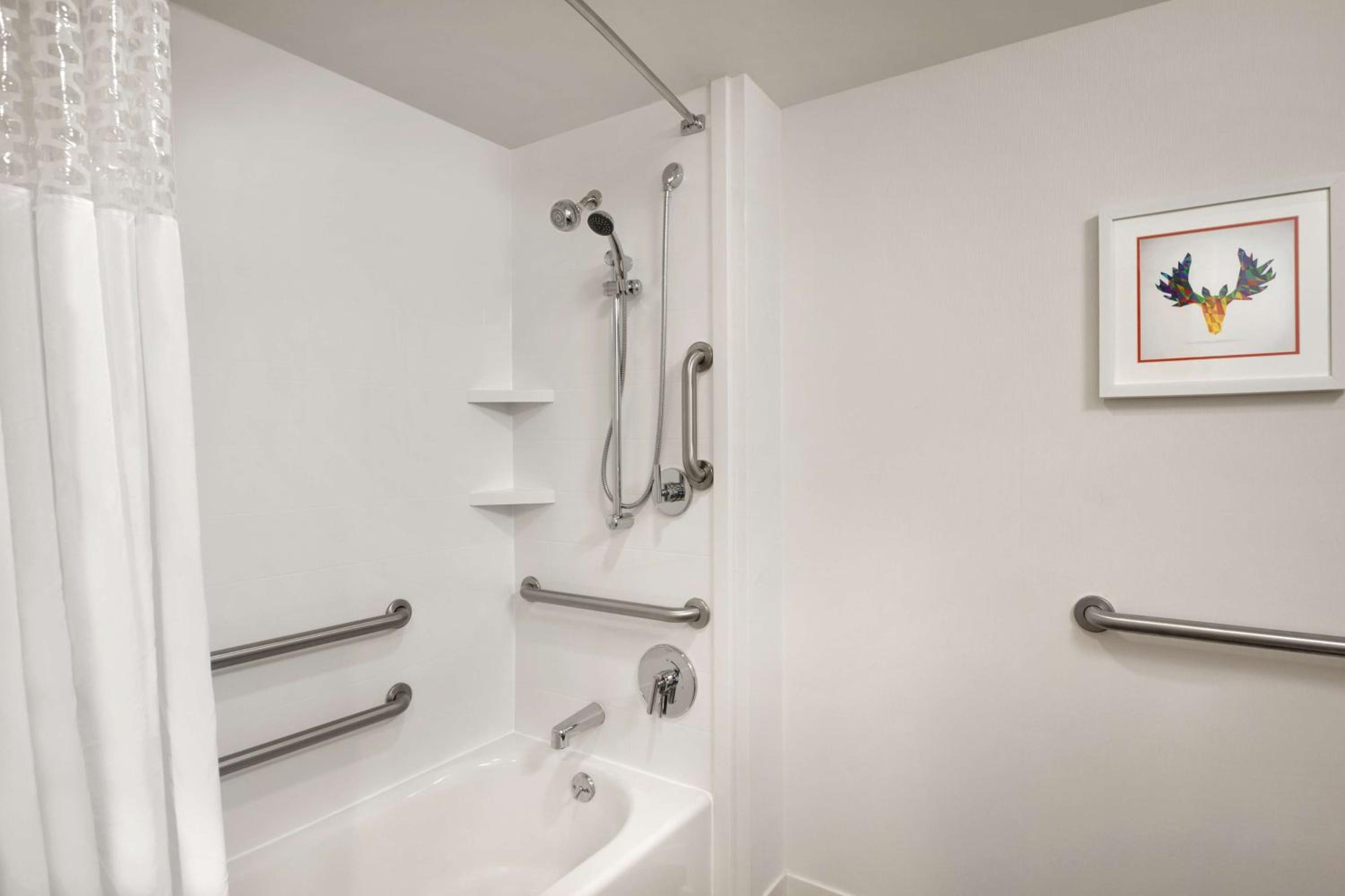 Queen Room with Mobility Access/Non-Smoking - Photo 2