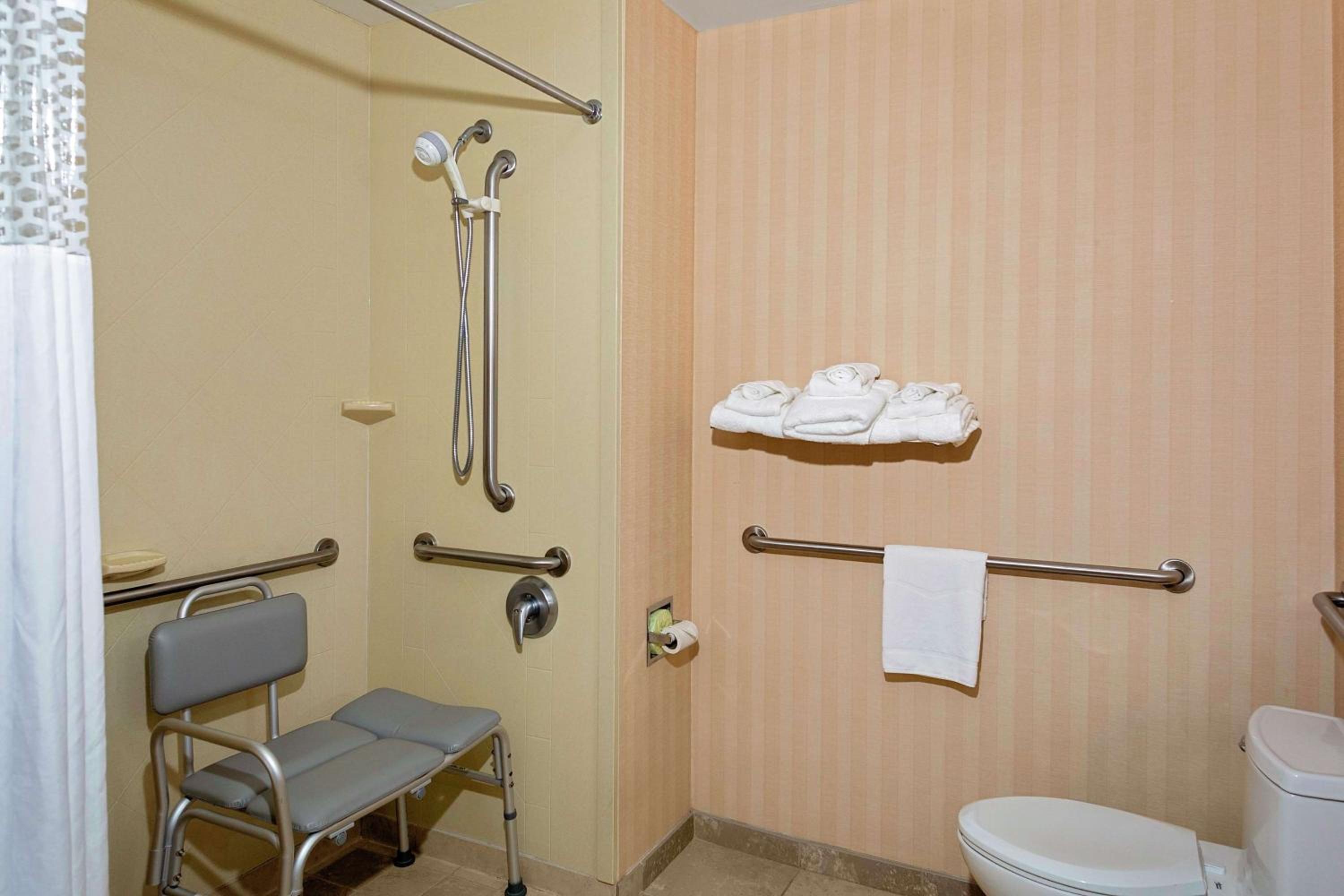 Queen Room with Two Queen Beds - Mobility Access/Non-Smoking - Photo 4