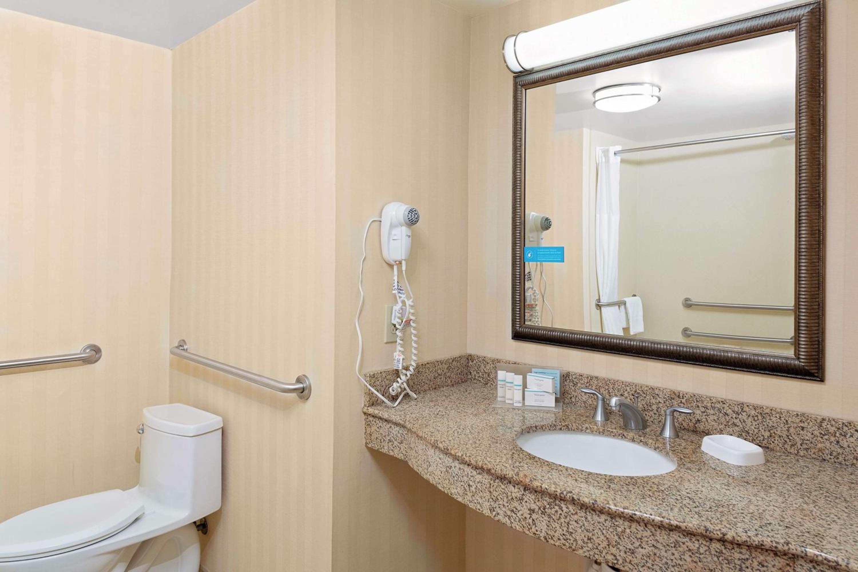 Queen Room with Two Queen Beds - Mobility Access/Non-Smoking - Photo 2
