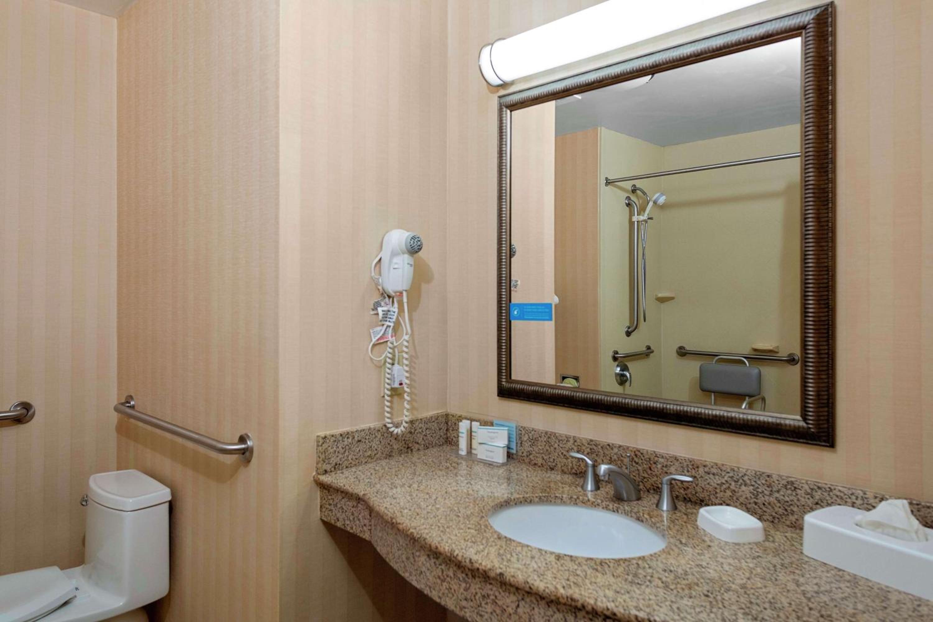 Queen Room with Two Queen Beds - Mobility Access/Non-Smoking - Photo 3