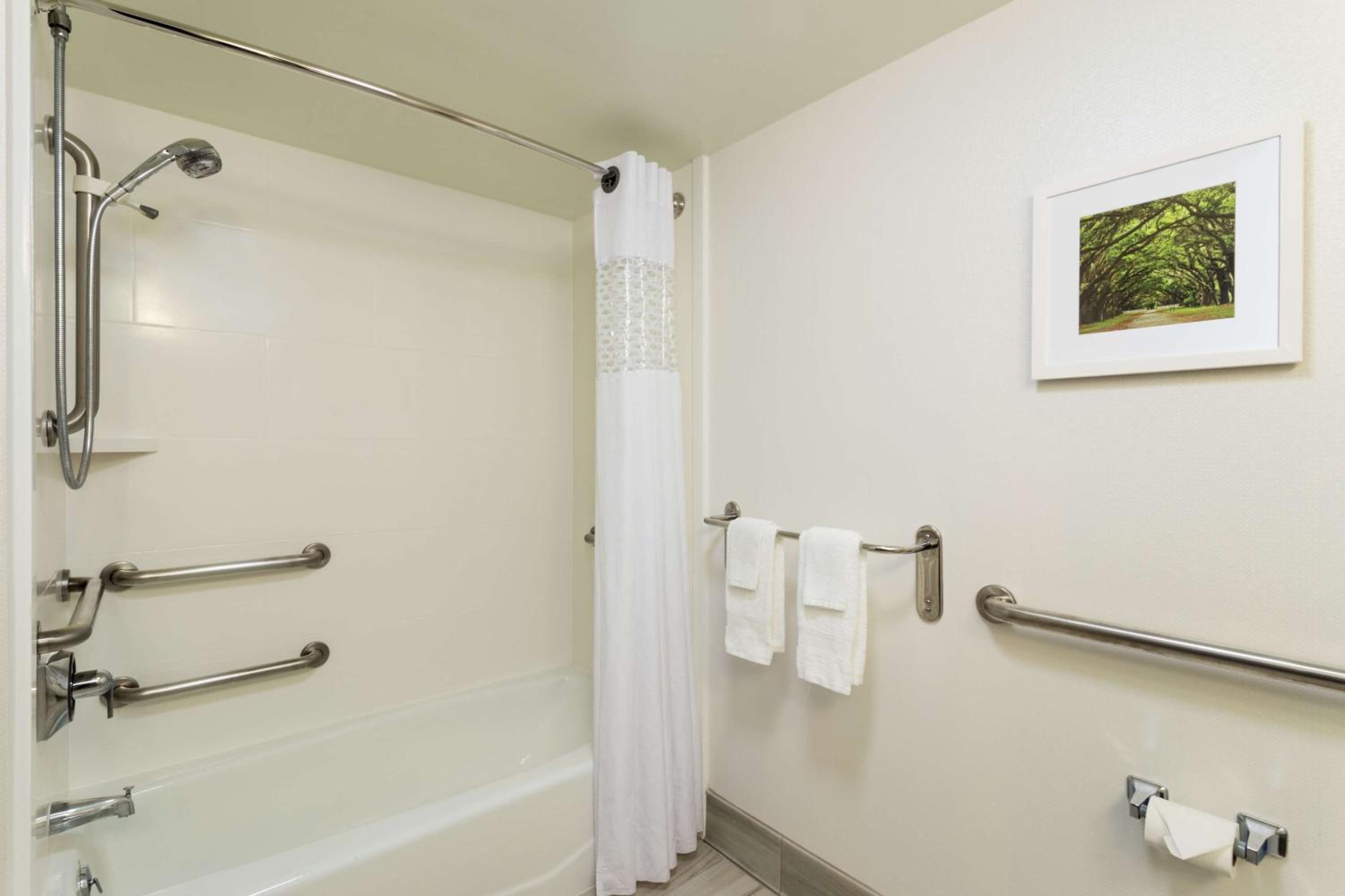 Queen Room with Two Queen Beds with Bath Tub - Mobility and Hearing Access - Photo 4