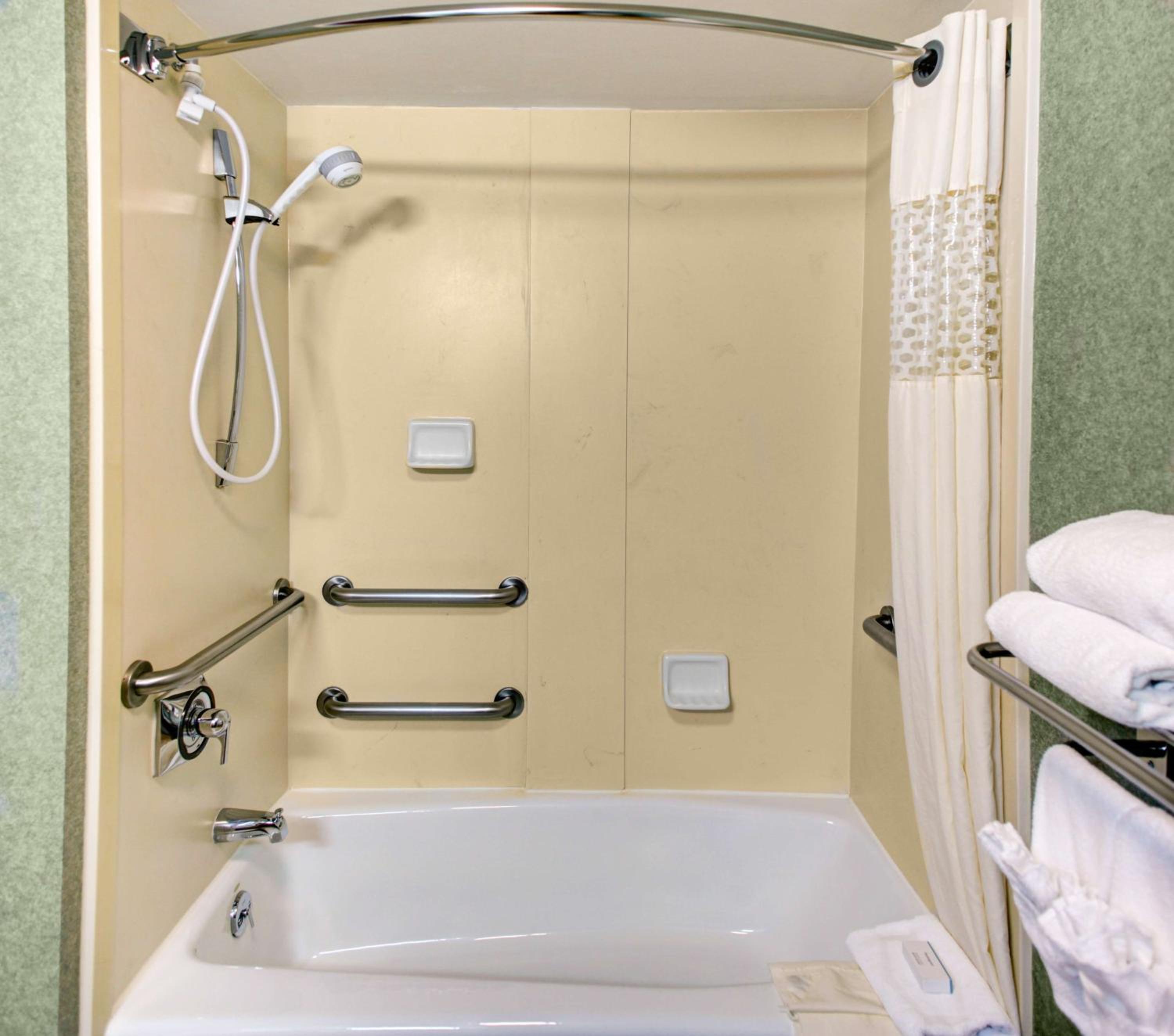 Queen Room with Two Queen Beds with Bath Tub - Mobility and Hearing Access - Photo 3