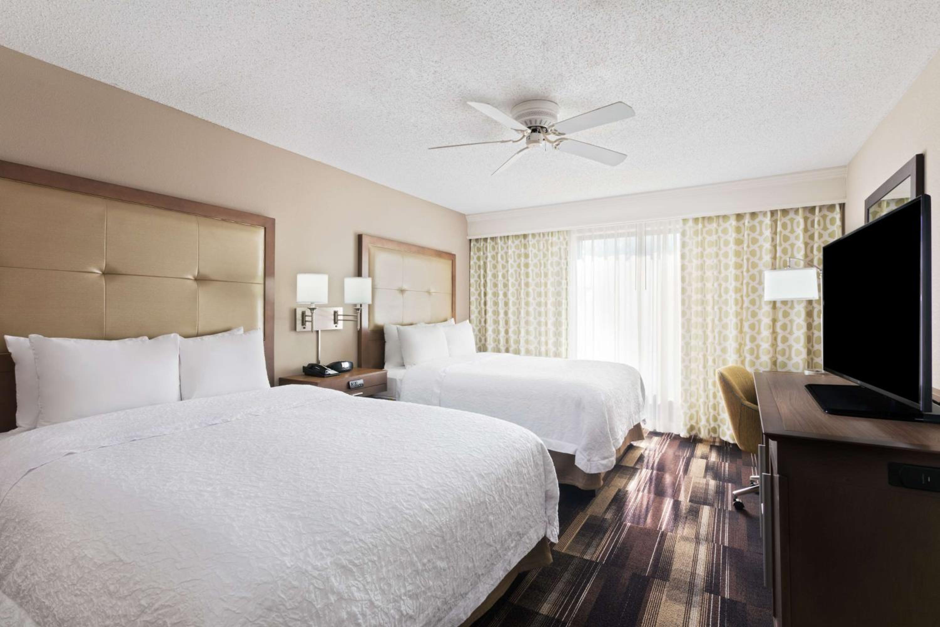 Queen Room with Two Queen Beds - Photo 3
