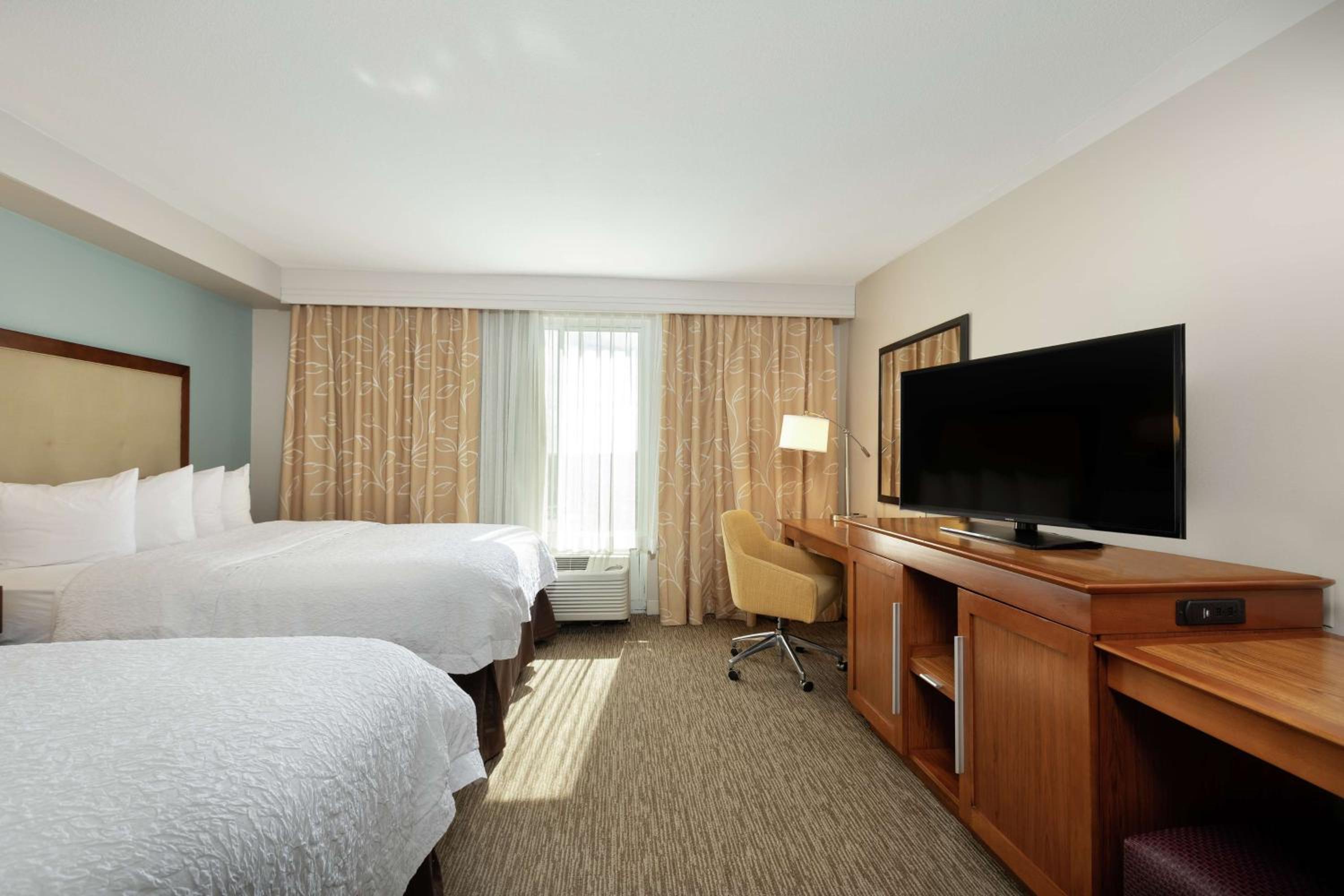 Double Room with Tub - hearing accessible - Photo 1