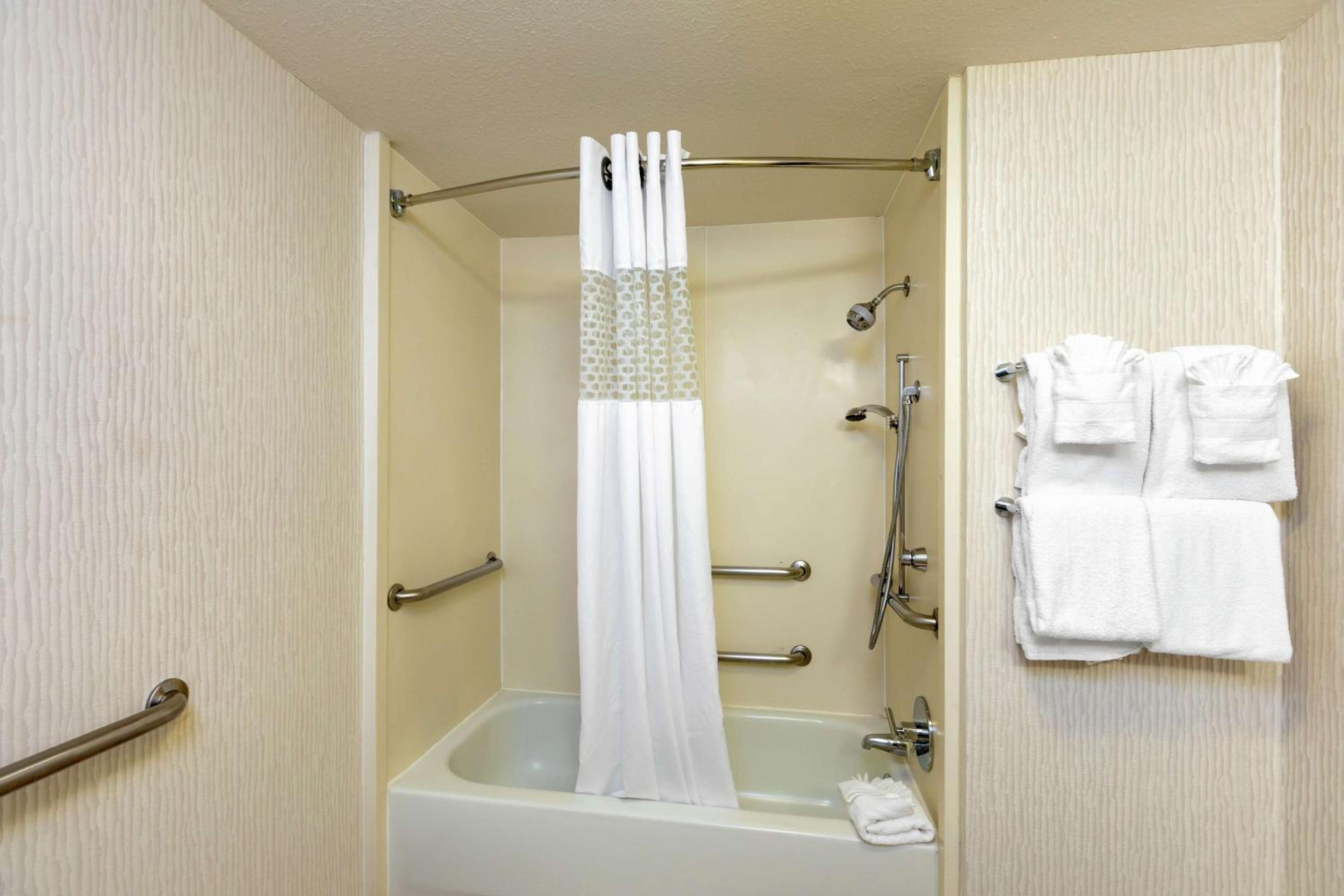 Double Room with Tub - hearing accessible - Photo 5
