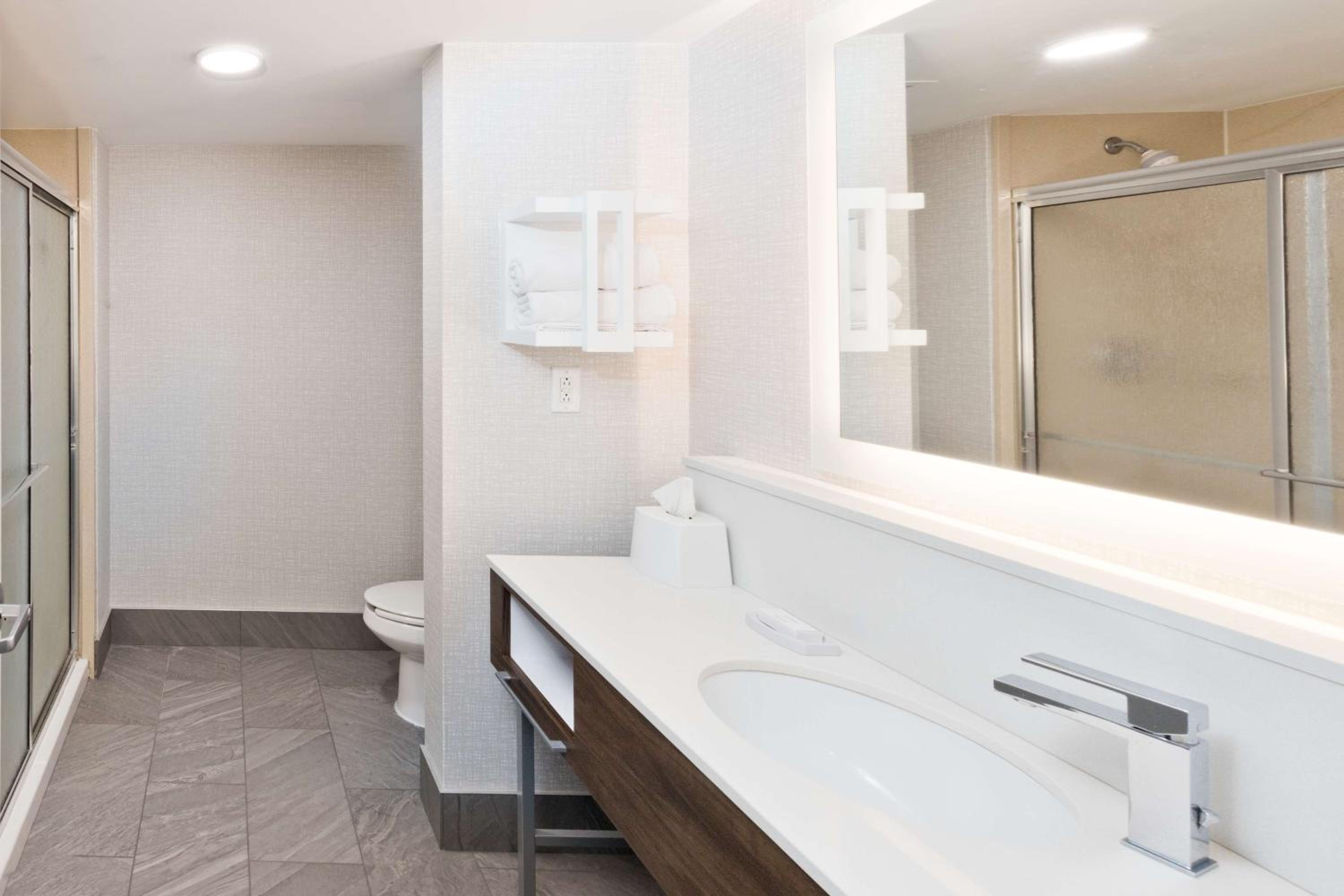 King Room with Shower - Non-Smoking - Photo 2