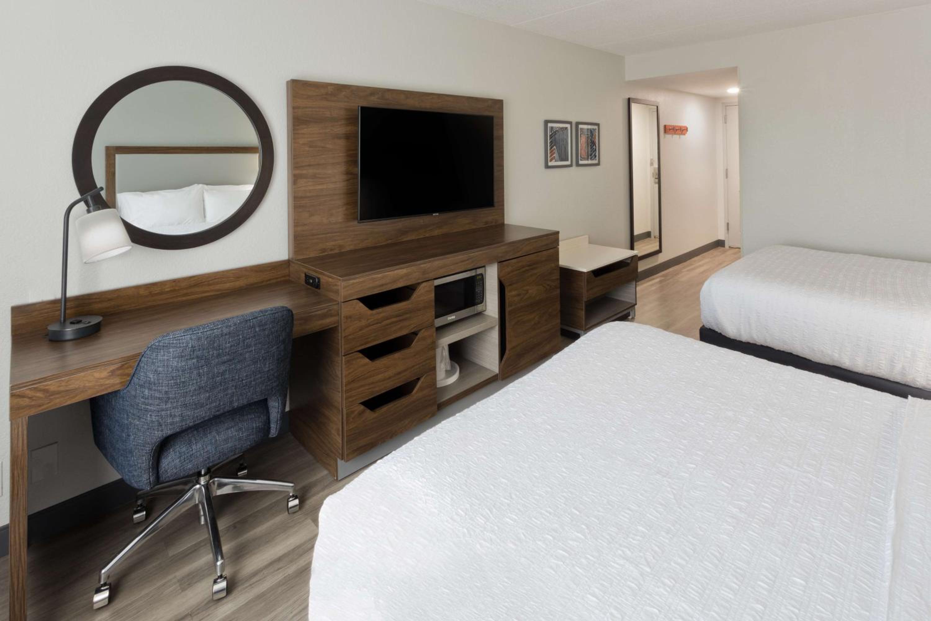 Room with Two Queen Beds - Non-Smoking - Photo 1