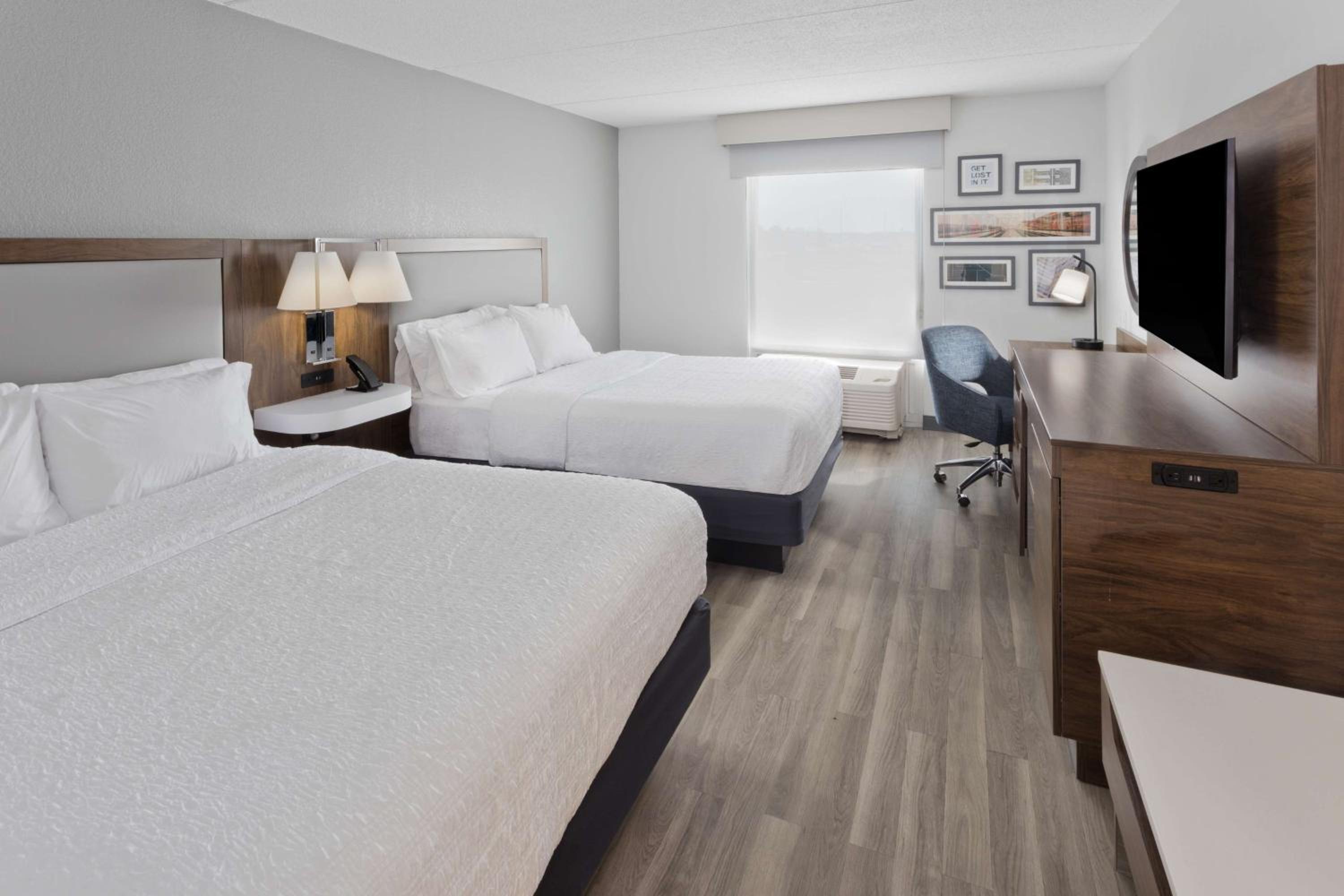 Room with Two Queen Beds - Non-Smoking - Photo 2