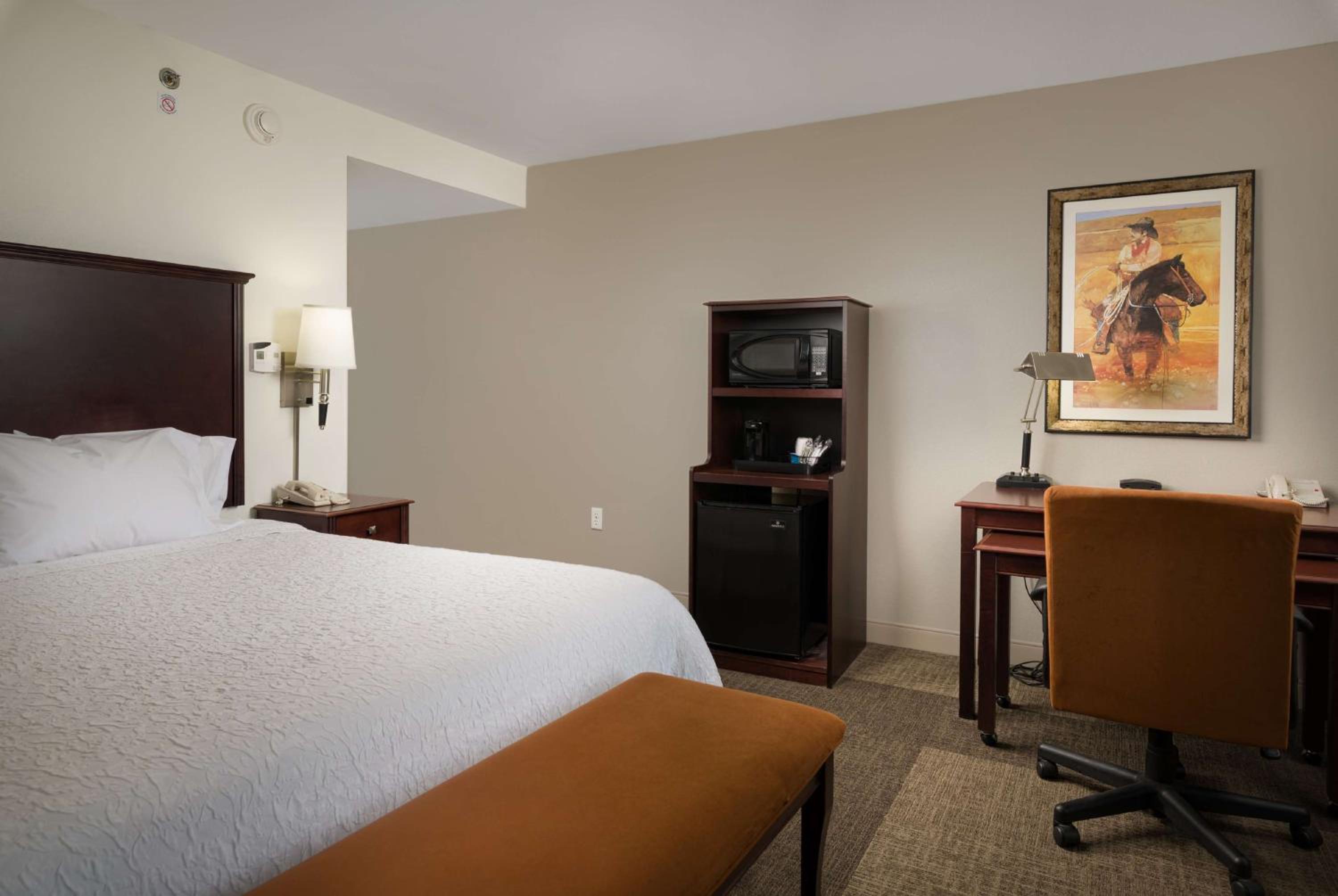 King Room with King Bed - Non-Smoking photo 2