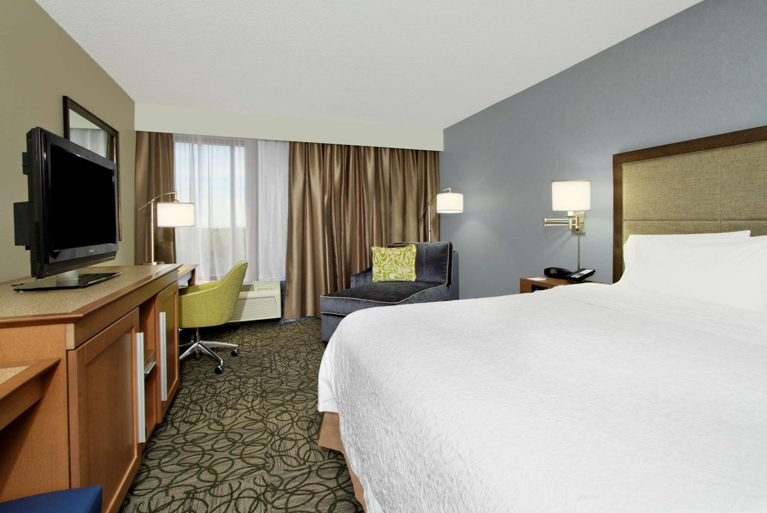 King Room with King Bed - Non-Smoking - Photo 1