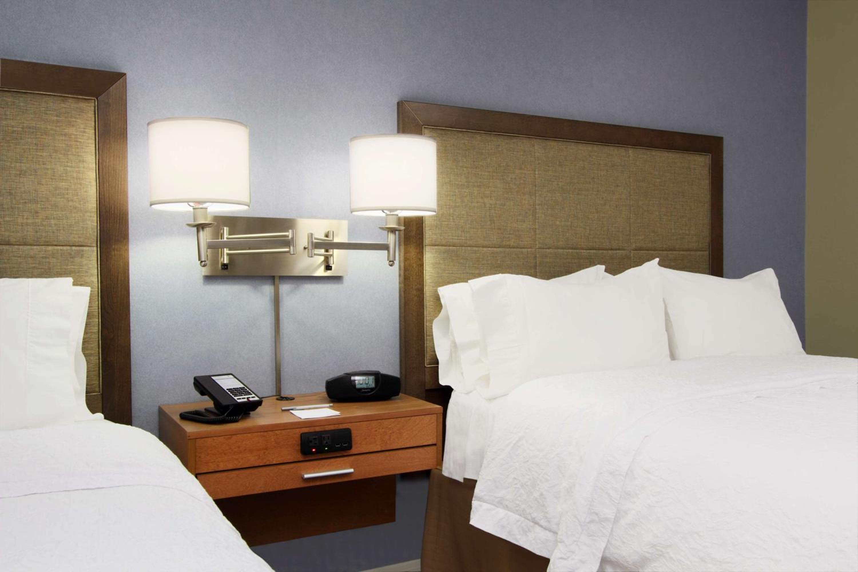 Room with Two Queen Beds - Non-Smoking - Photo 4