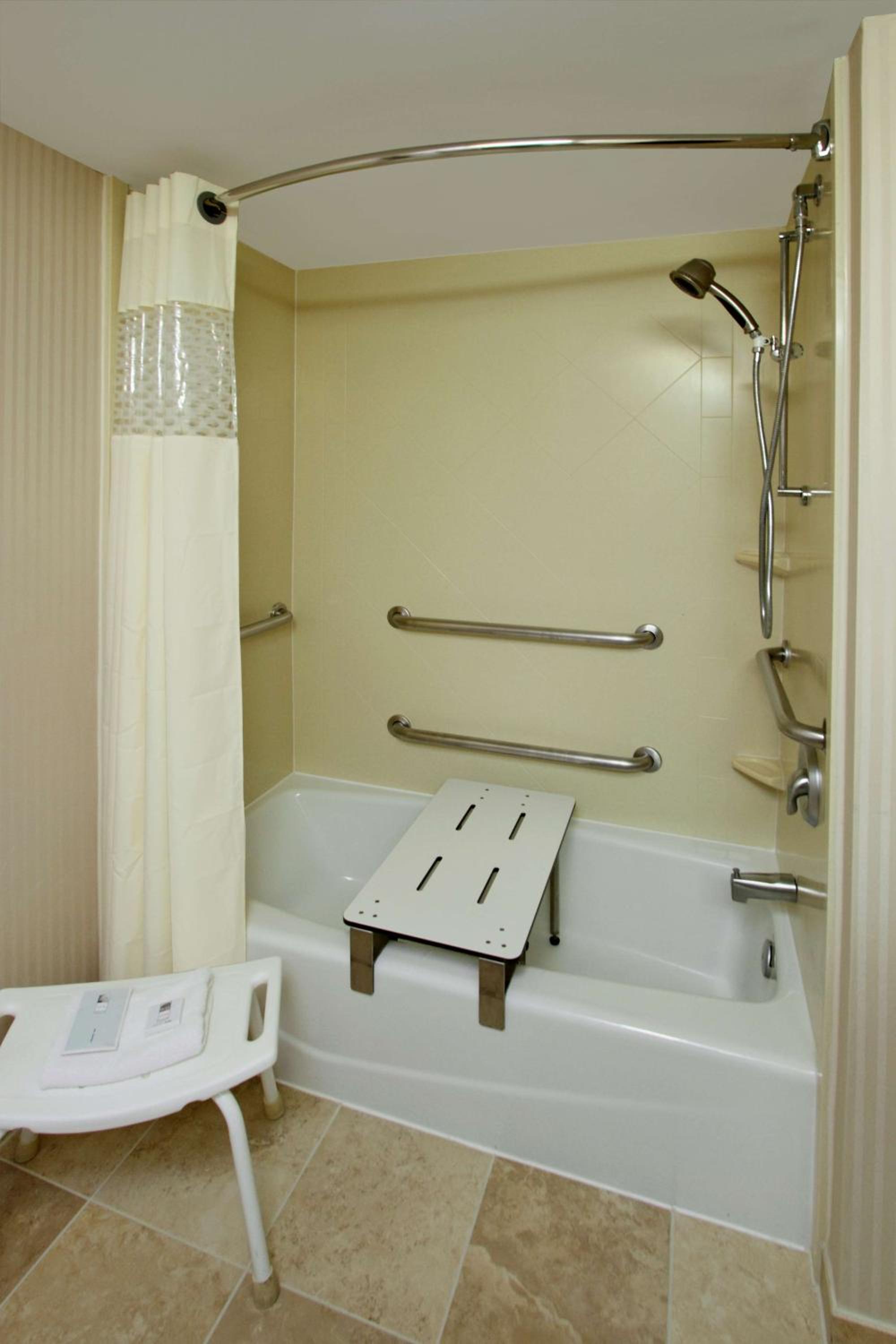 King Room with Accessible Tub - Mobility and Hearing Access/Non-Smoking - Photo 6