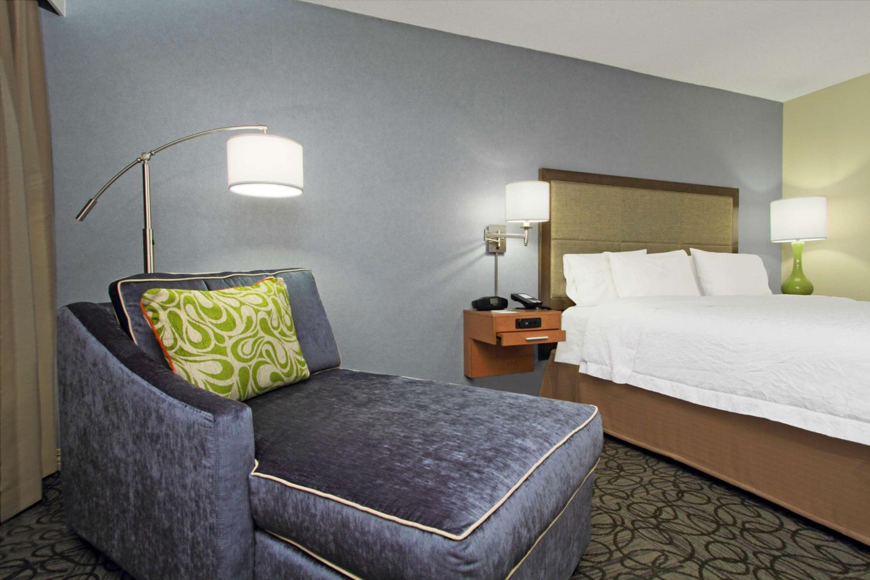 King Room with King Bed - Non-Smoking - Photo 4