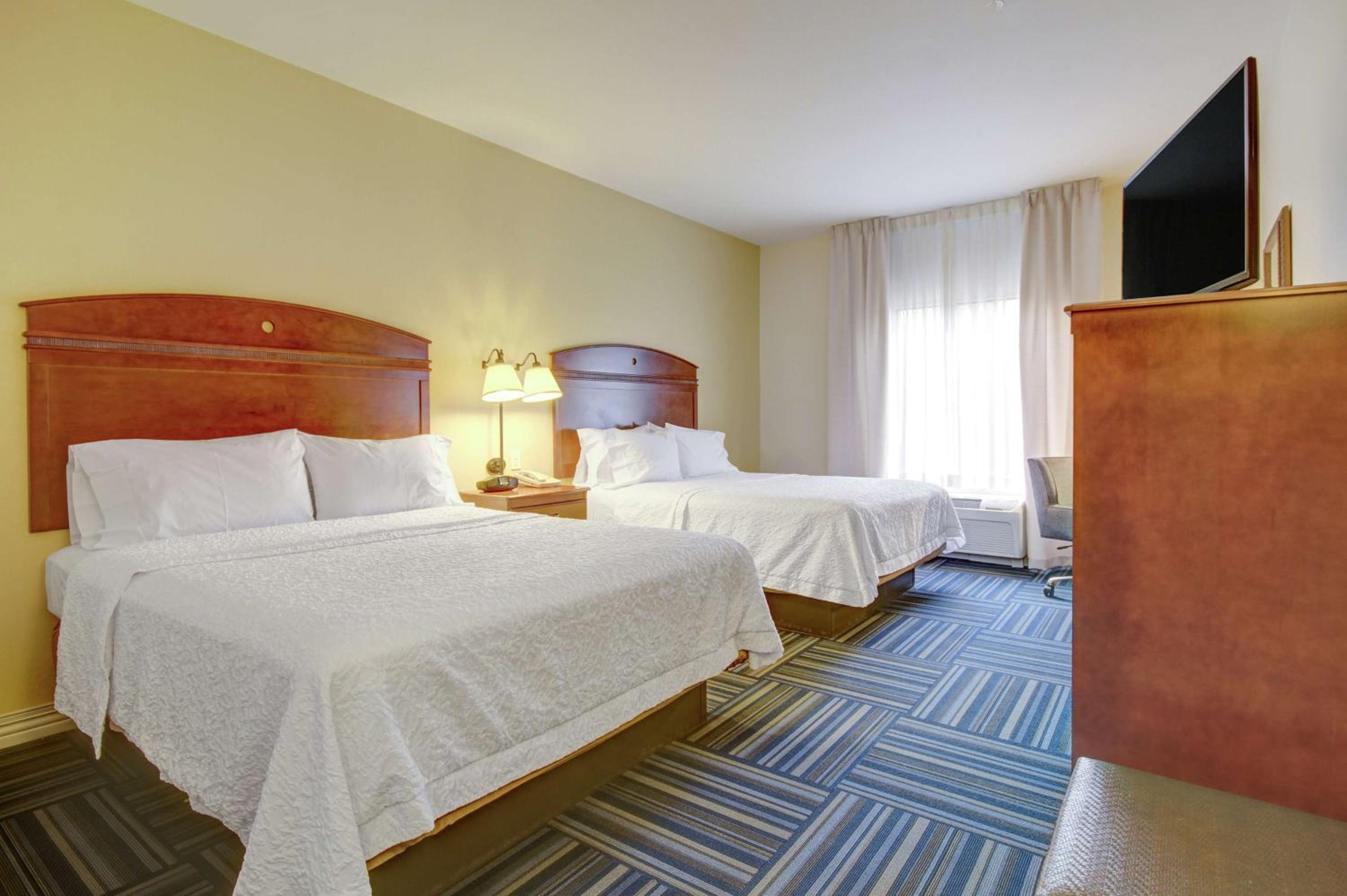 Room with Two Queen Beds - Non-Smoking - Photo 3