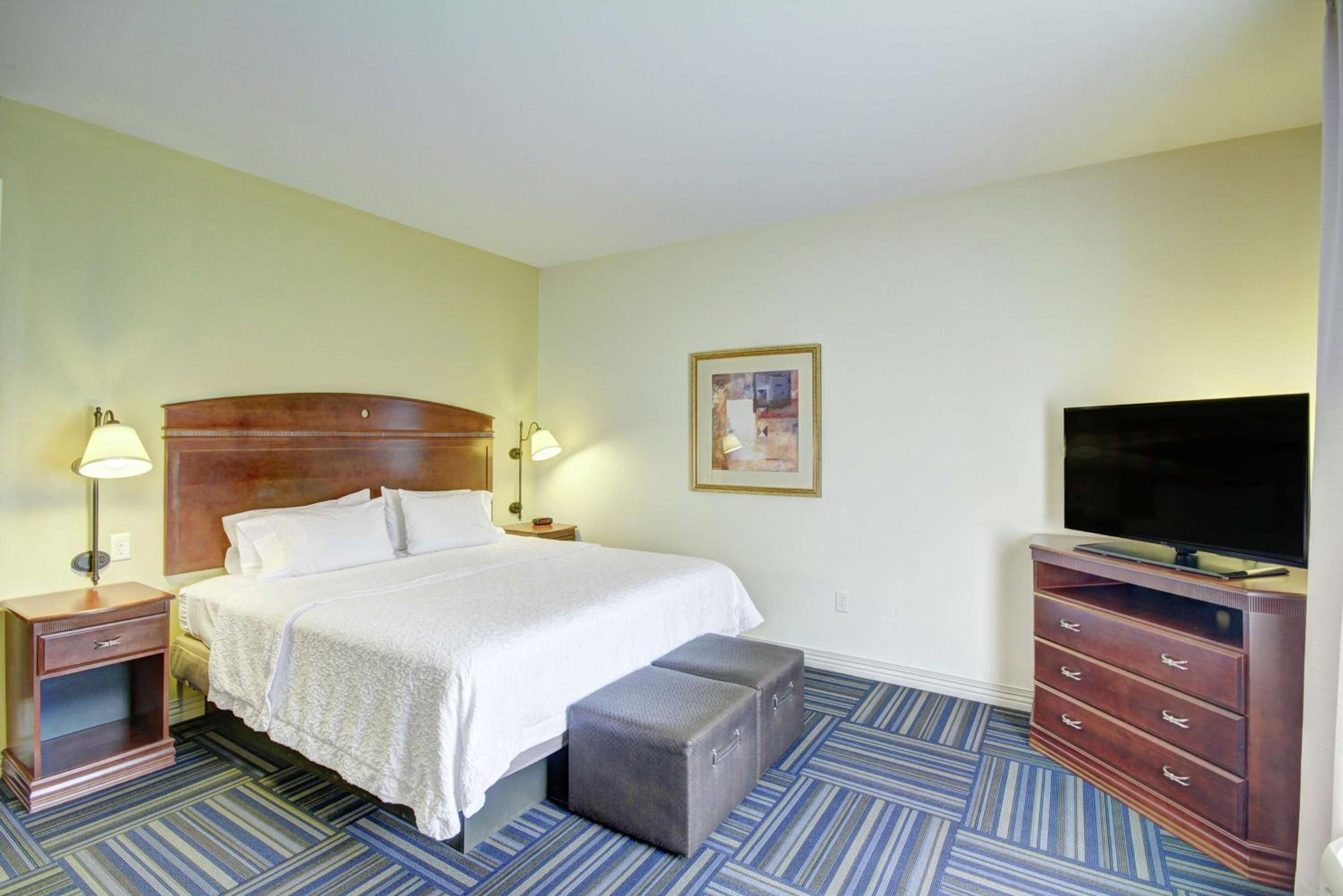 King Room with King Bed - Non-Smoking - Photo 2
