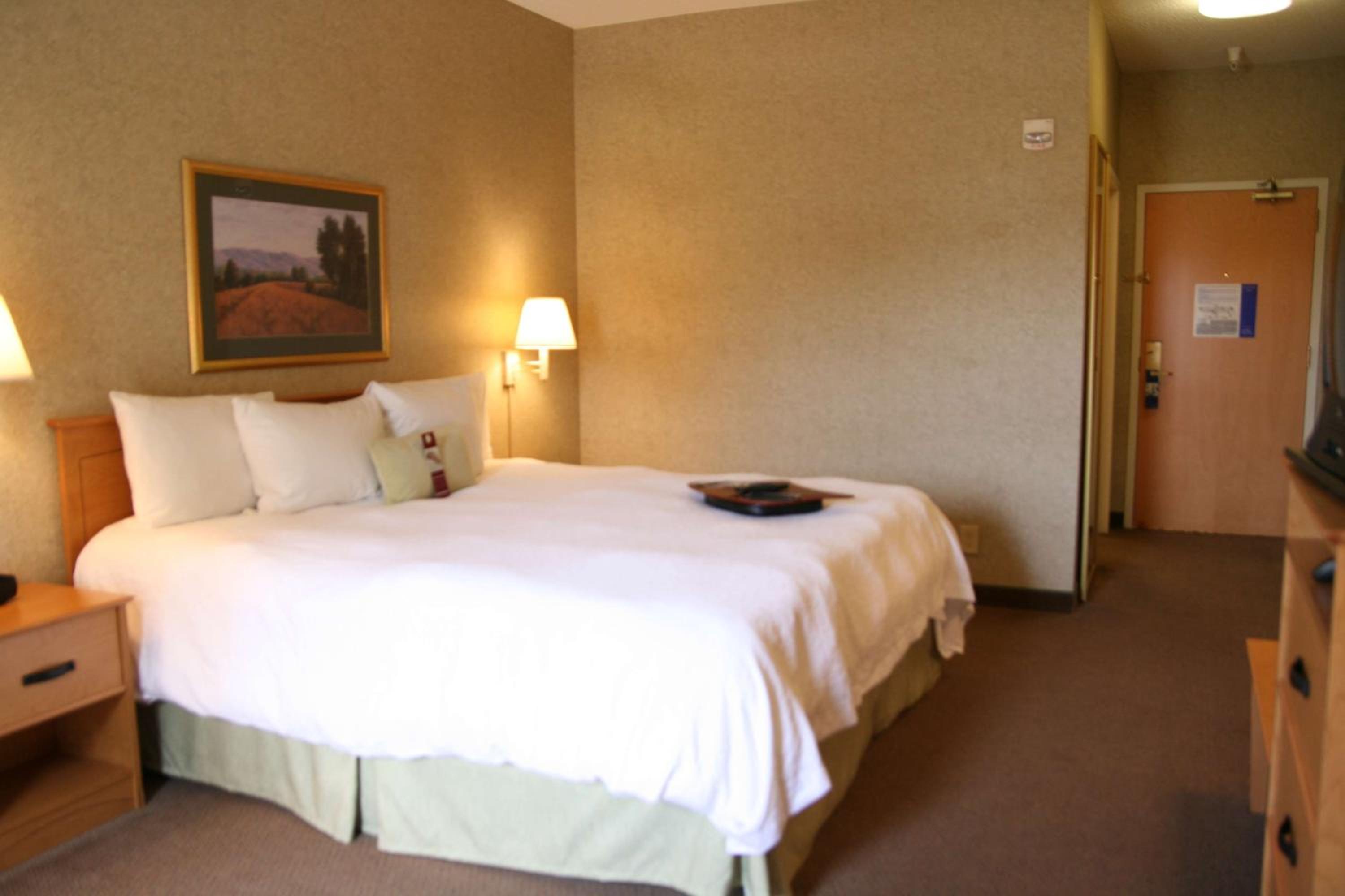 King Room with King Bed - Non-Smoking - Photo 1