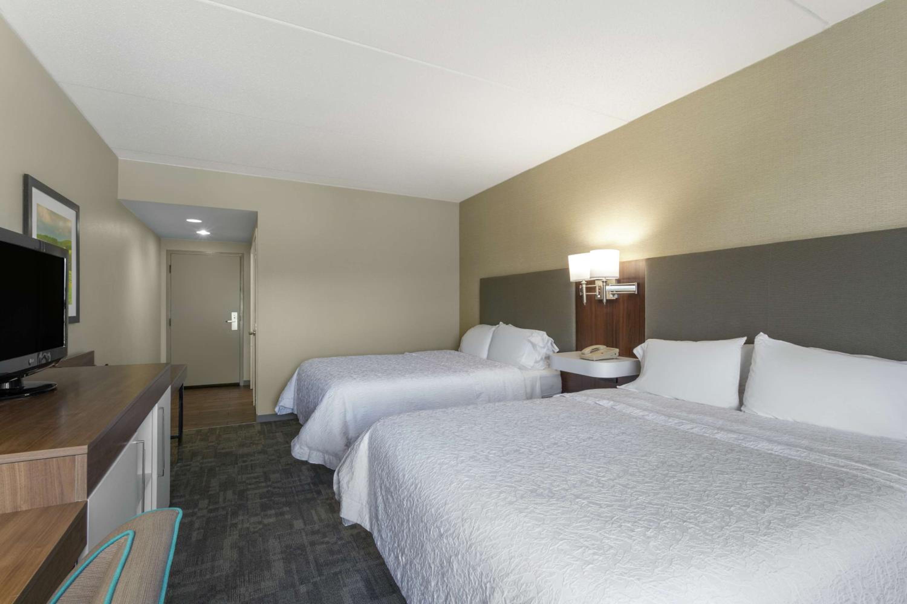 Queen Room with Two Queen Beds - Non-Smoking - Photo 2