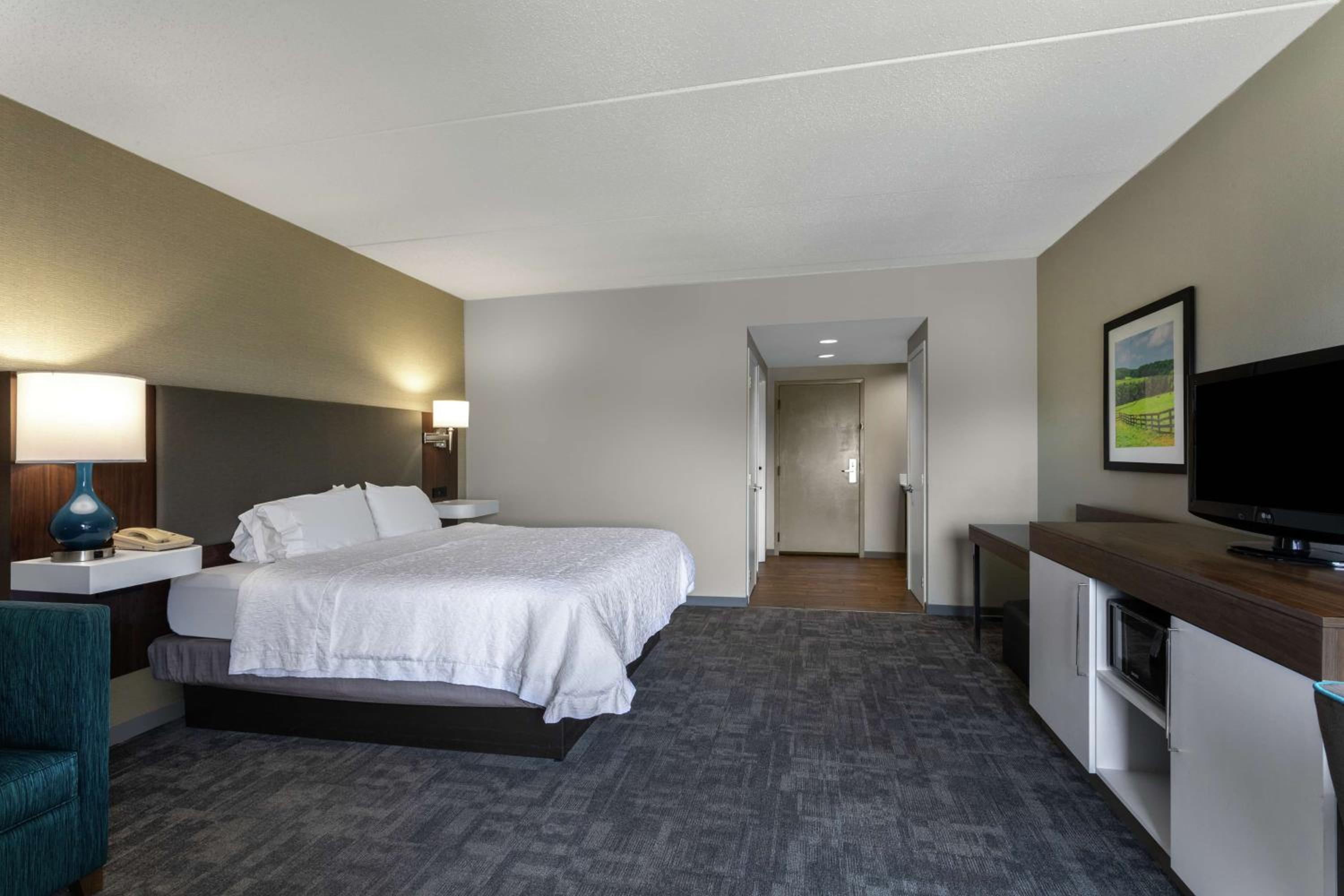 King Room with Sofa Bed - Non-Smoking - Photo 4