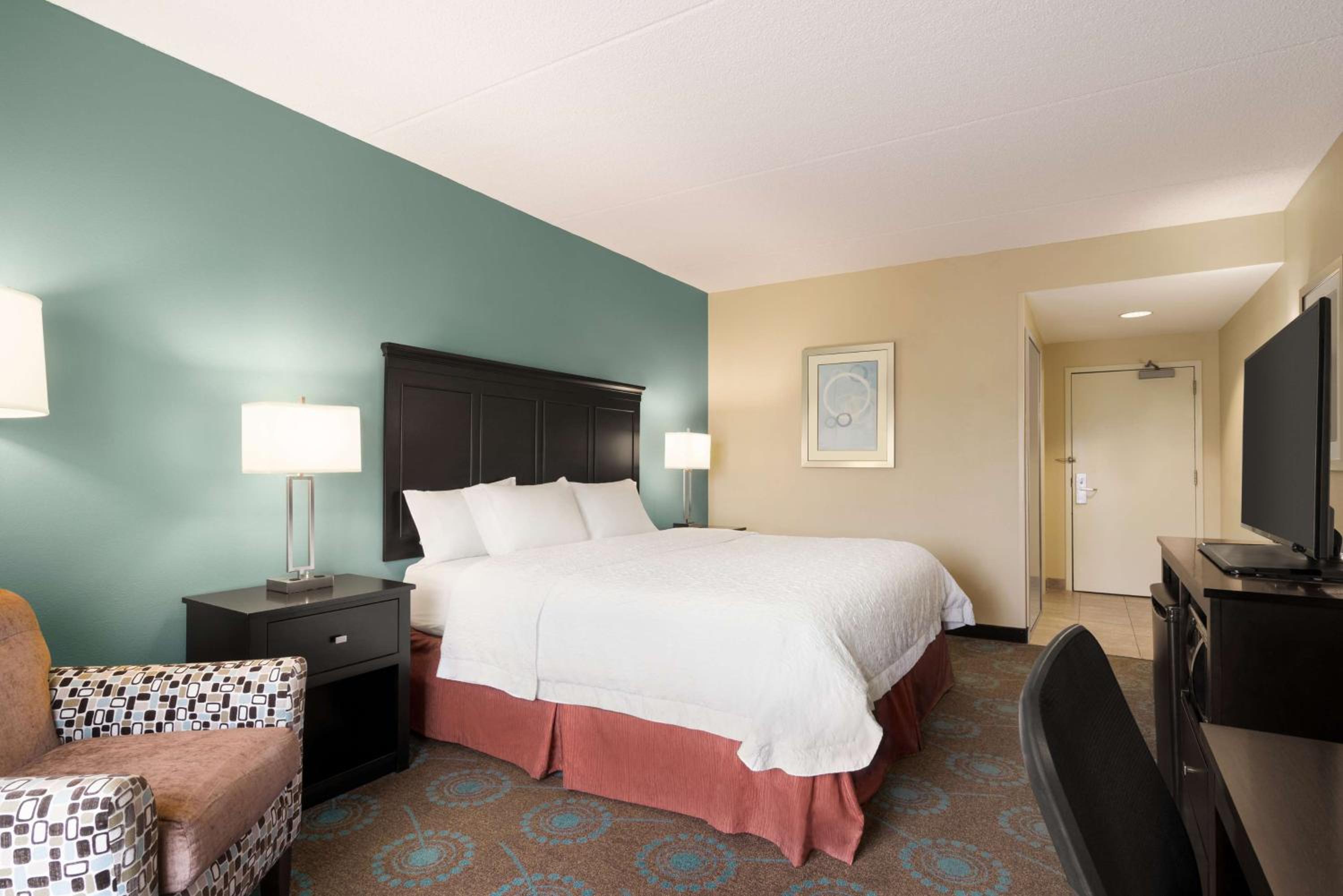 King Room with King Bed - Non-Smoking - Photo 3