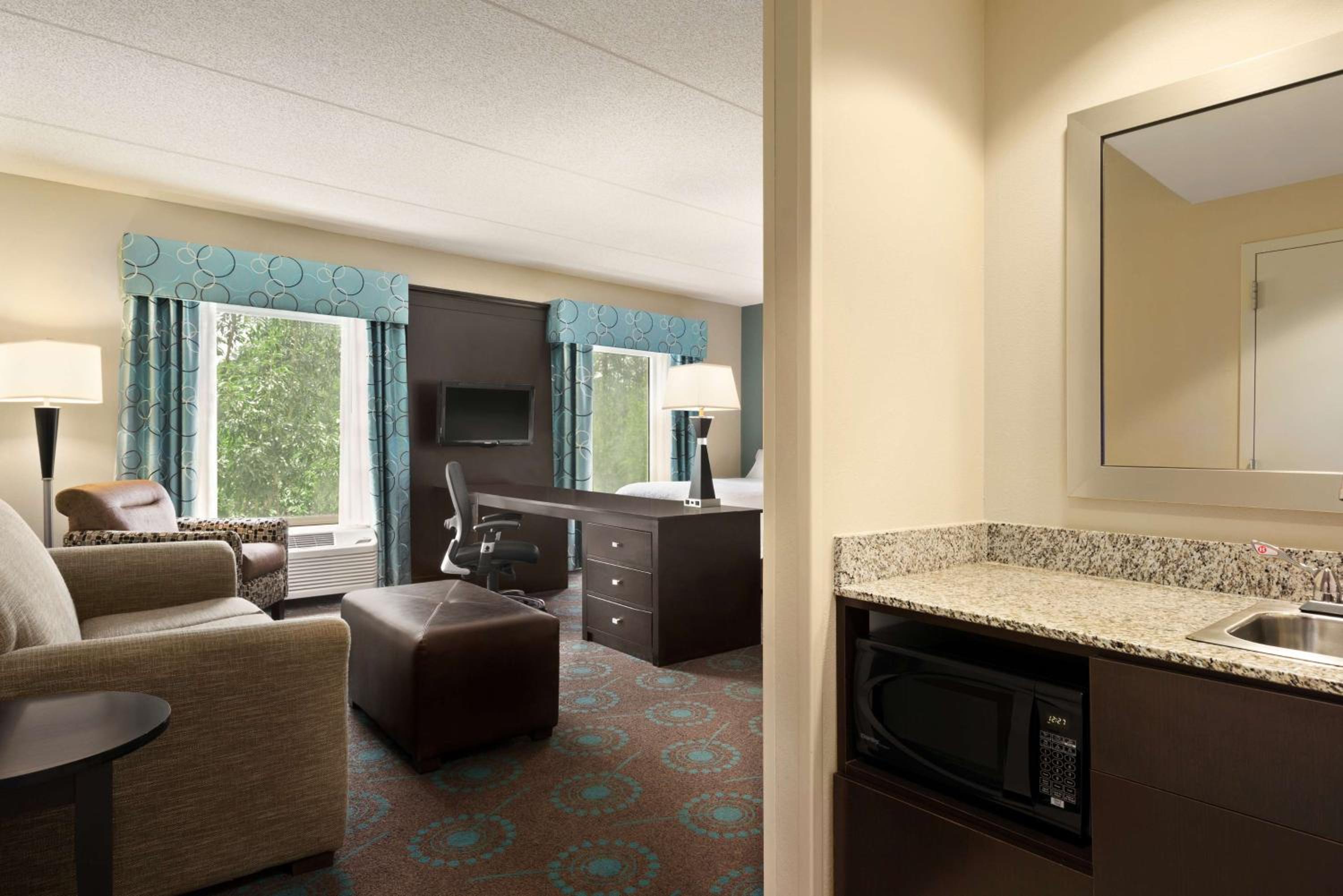 Queen Studio Suite with Two Queen Beds - Non-Smoking - Photo 3
