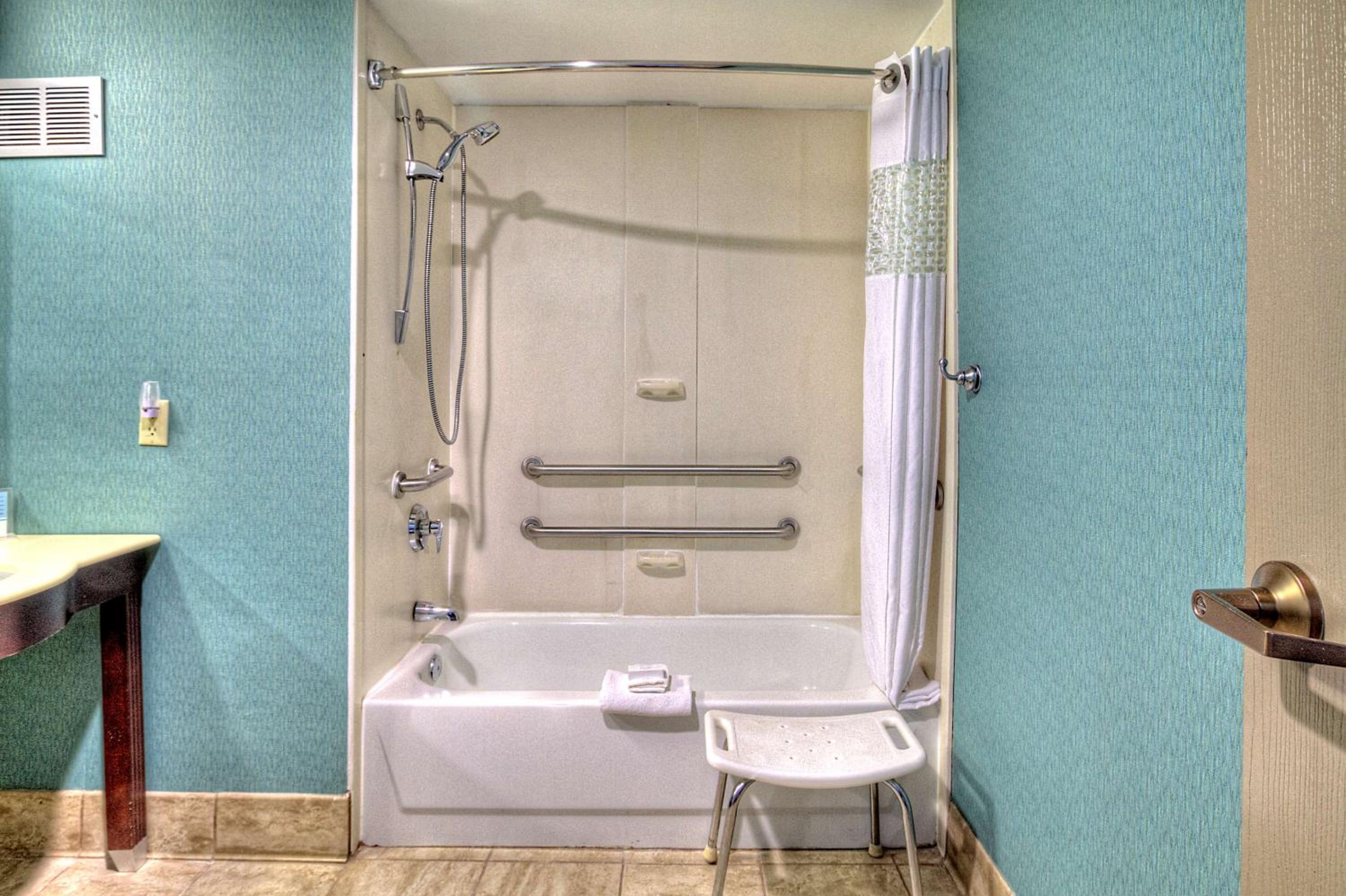 Queen Room with Two Queen Beds - Mobility Access/Non-Smoking photo 2