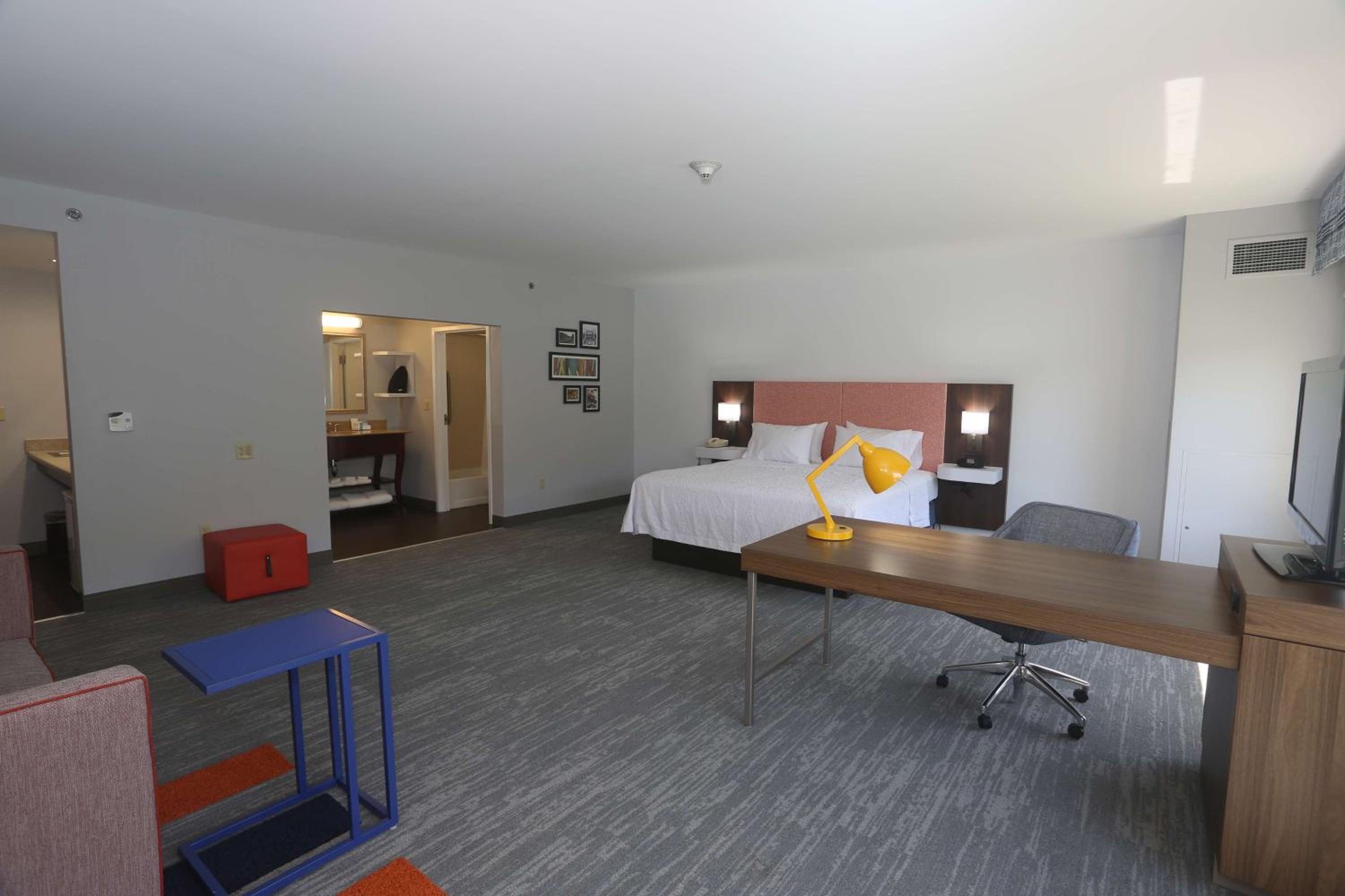 King Studio Suite with Sofa Bed - Non-Smoking - Photo 3