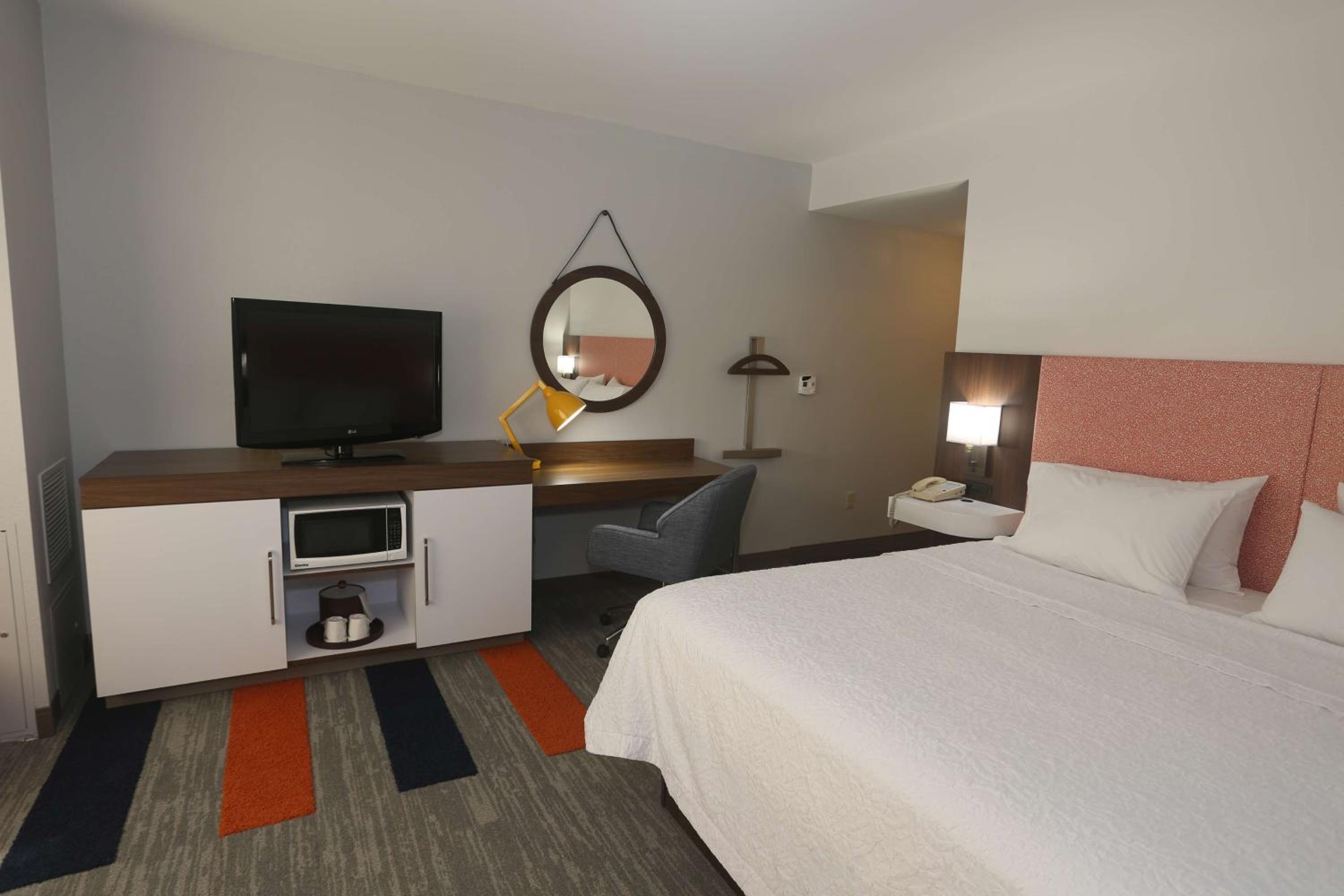 King Room with King Bed - Non-Smoking - Photo 3