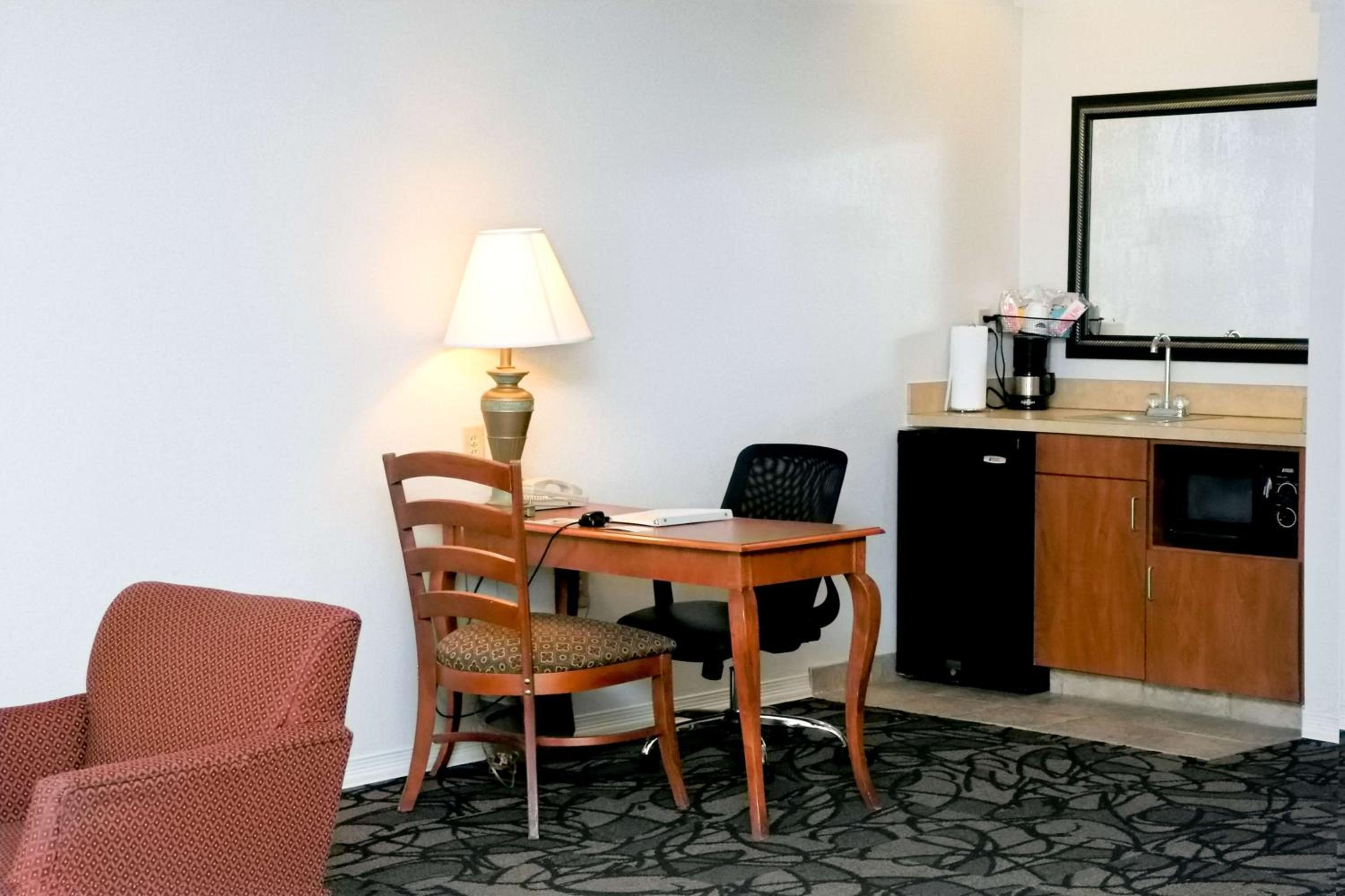 King Studio Suite with Microwave and Fridge - Photo 4