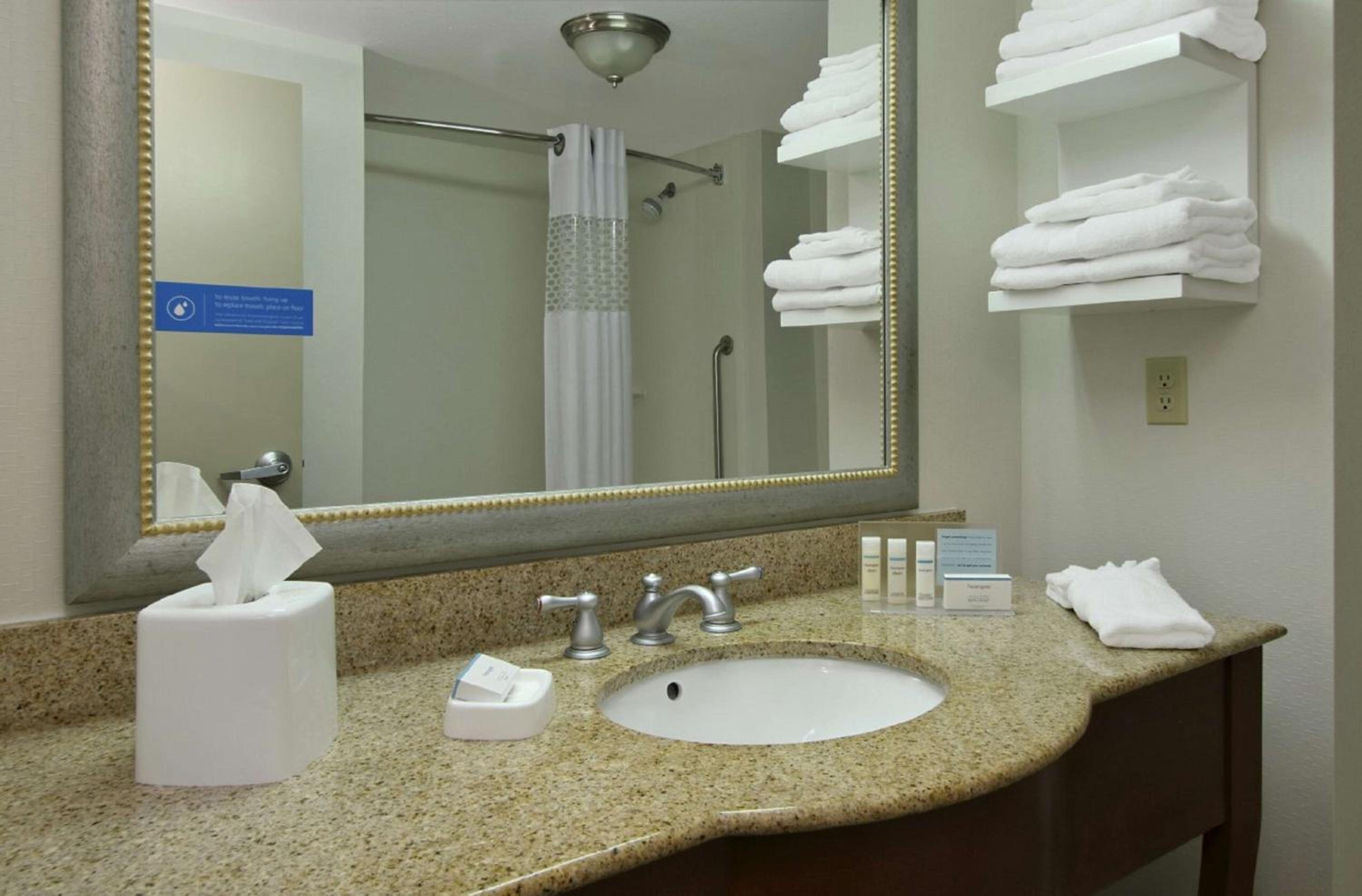 King Room with King Bed - Non-Smoking - Photo 5