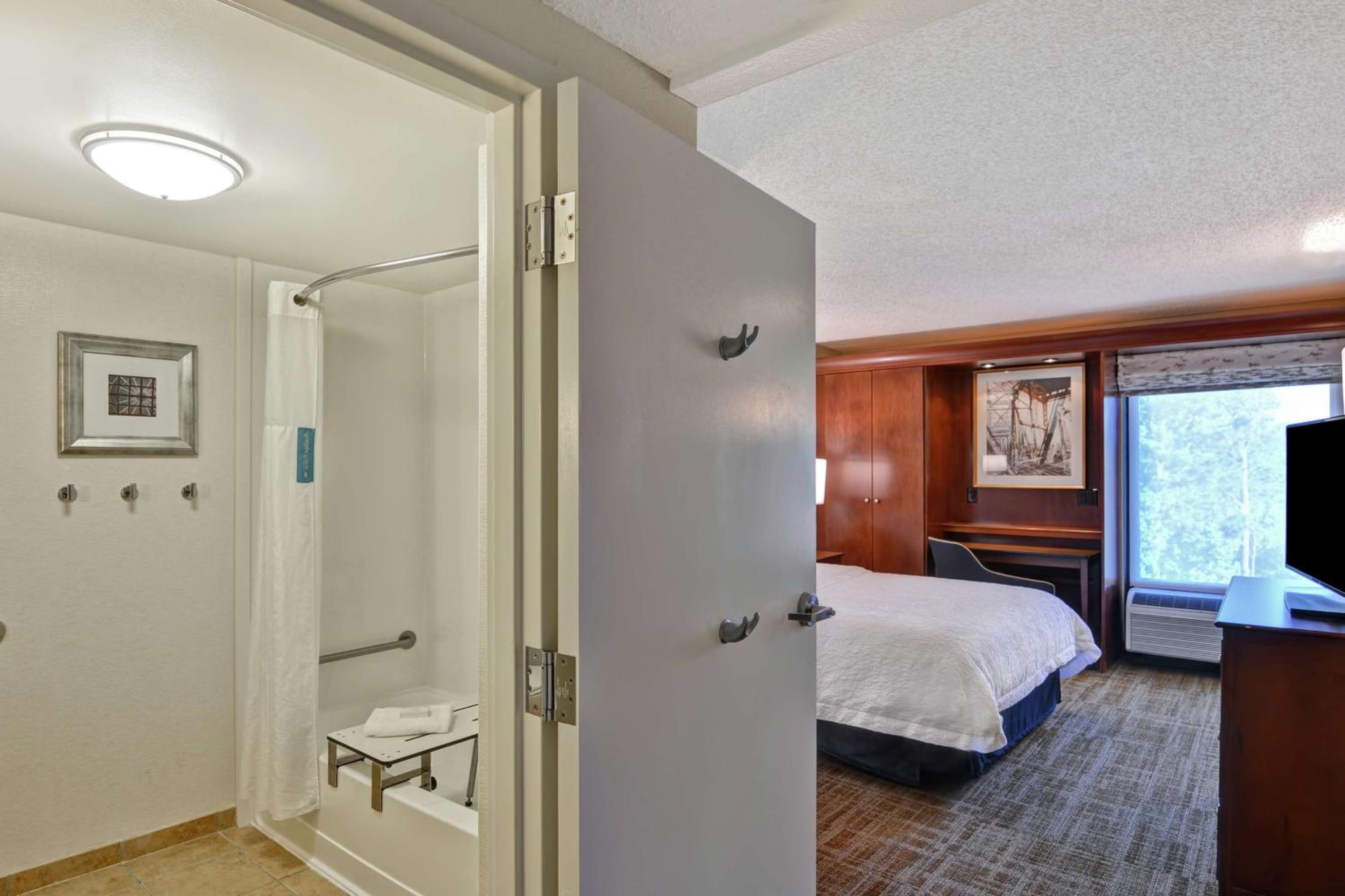 Queen Room with Mobility Access/Non-Smoking - Photo 2