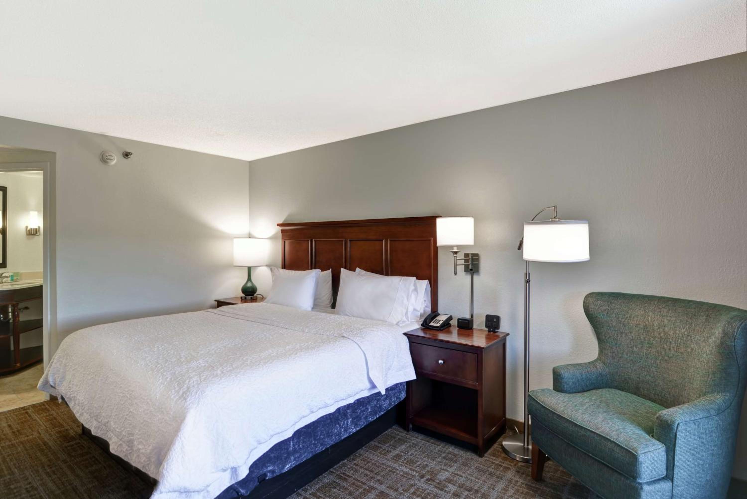 King Room with King Bed - Non-Smoking - Photo 1