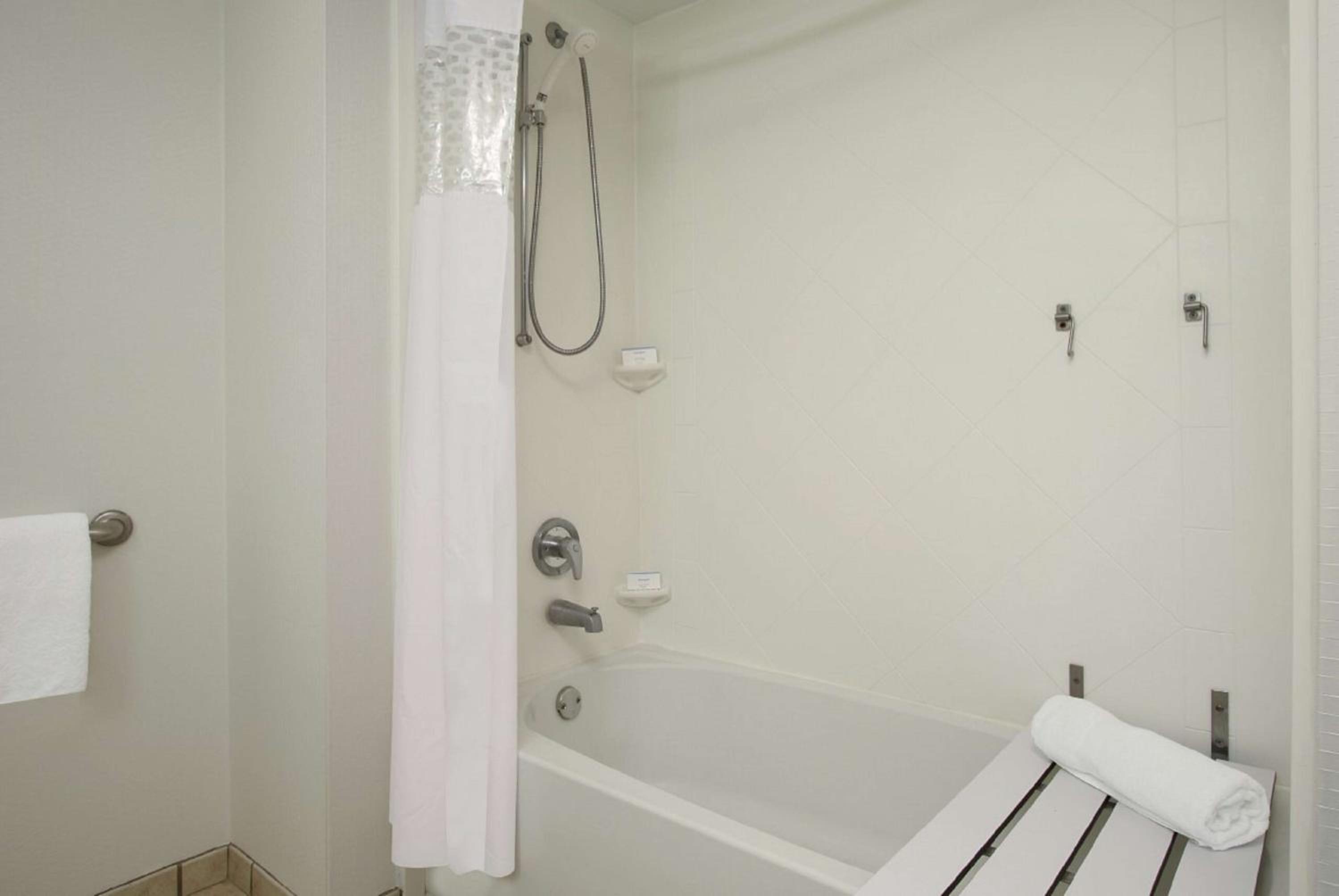 Queen Room with Two Queen Beds - Mobility and Hearing Access/Non-Smoking - Photo 6