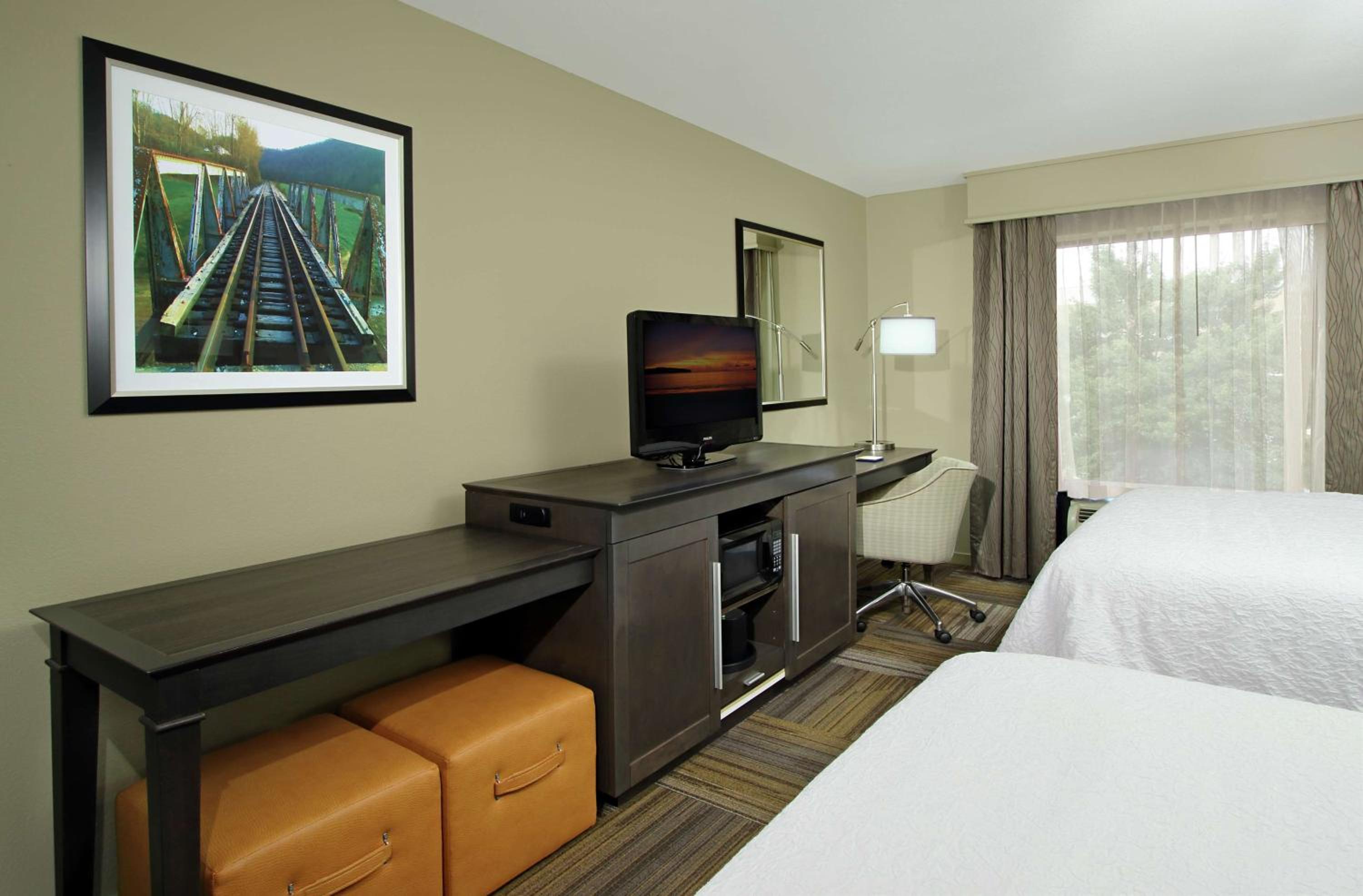 Room with Two Queen Beds - Non-Smoking - Photo 4
