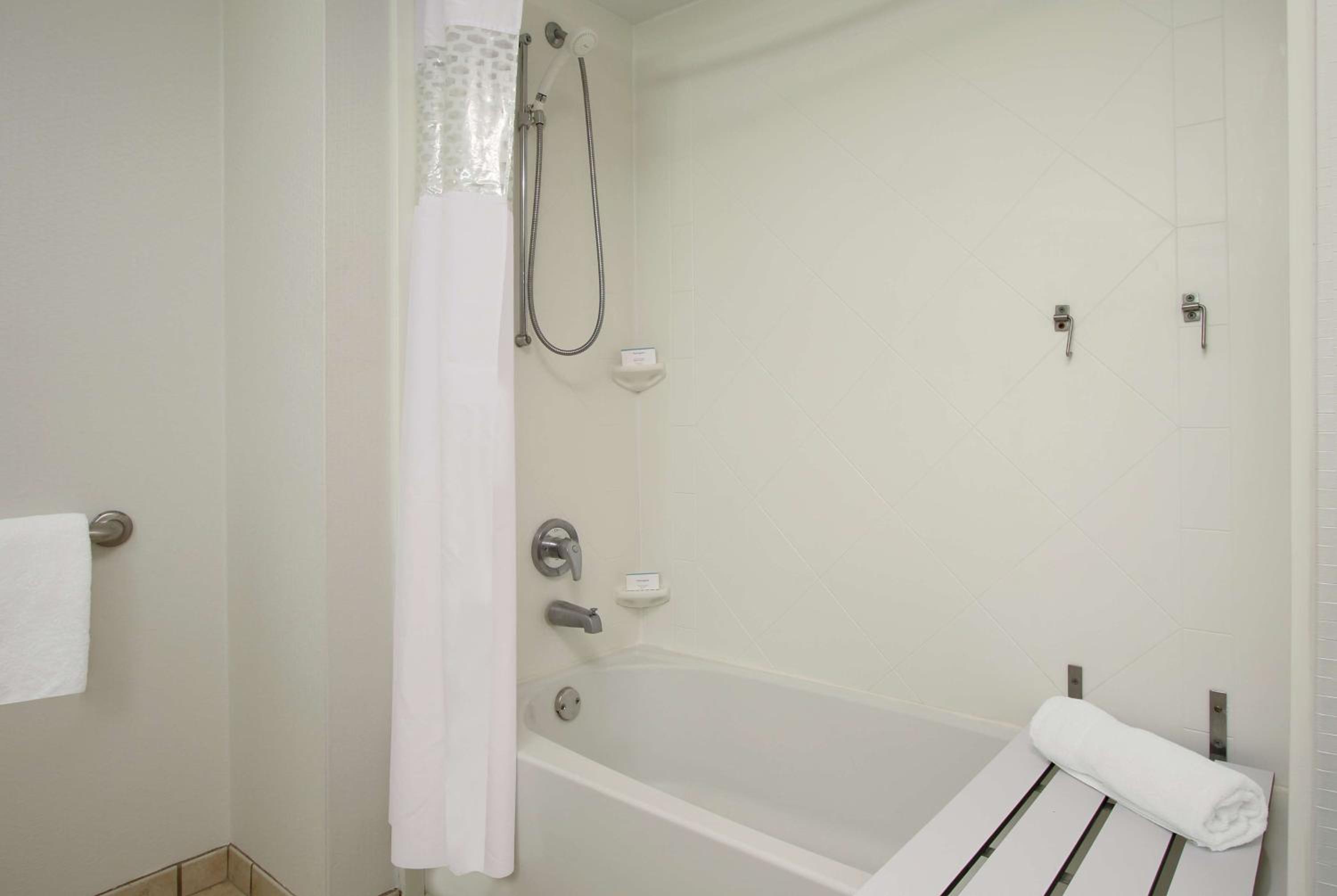 Queen Room with Two Queen Beds - Mobility and Hearing Access/Non-Smoking - Photo 4