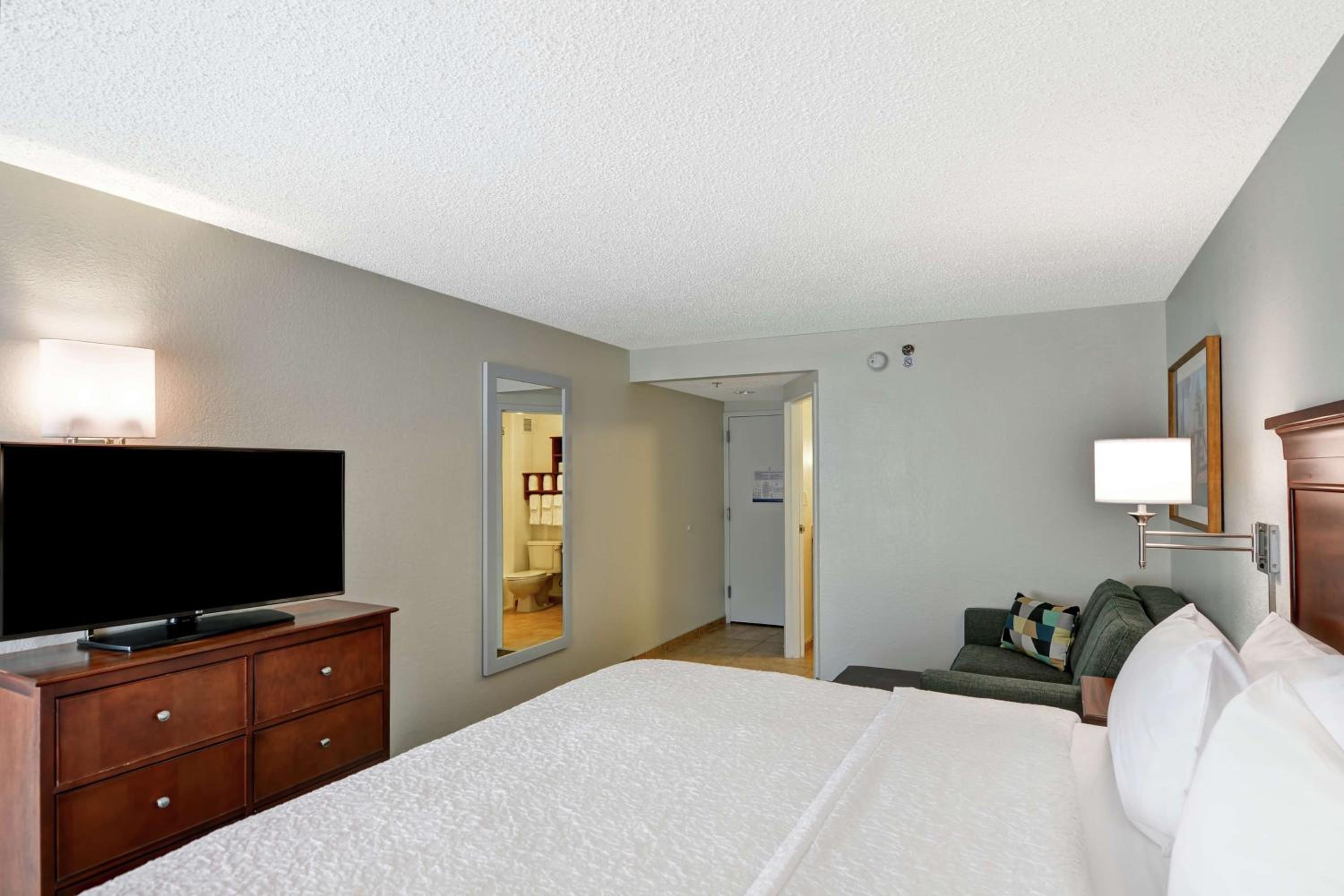 King Room with Sofa Bed and Study - Non-Smoking - Photo 1