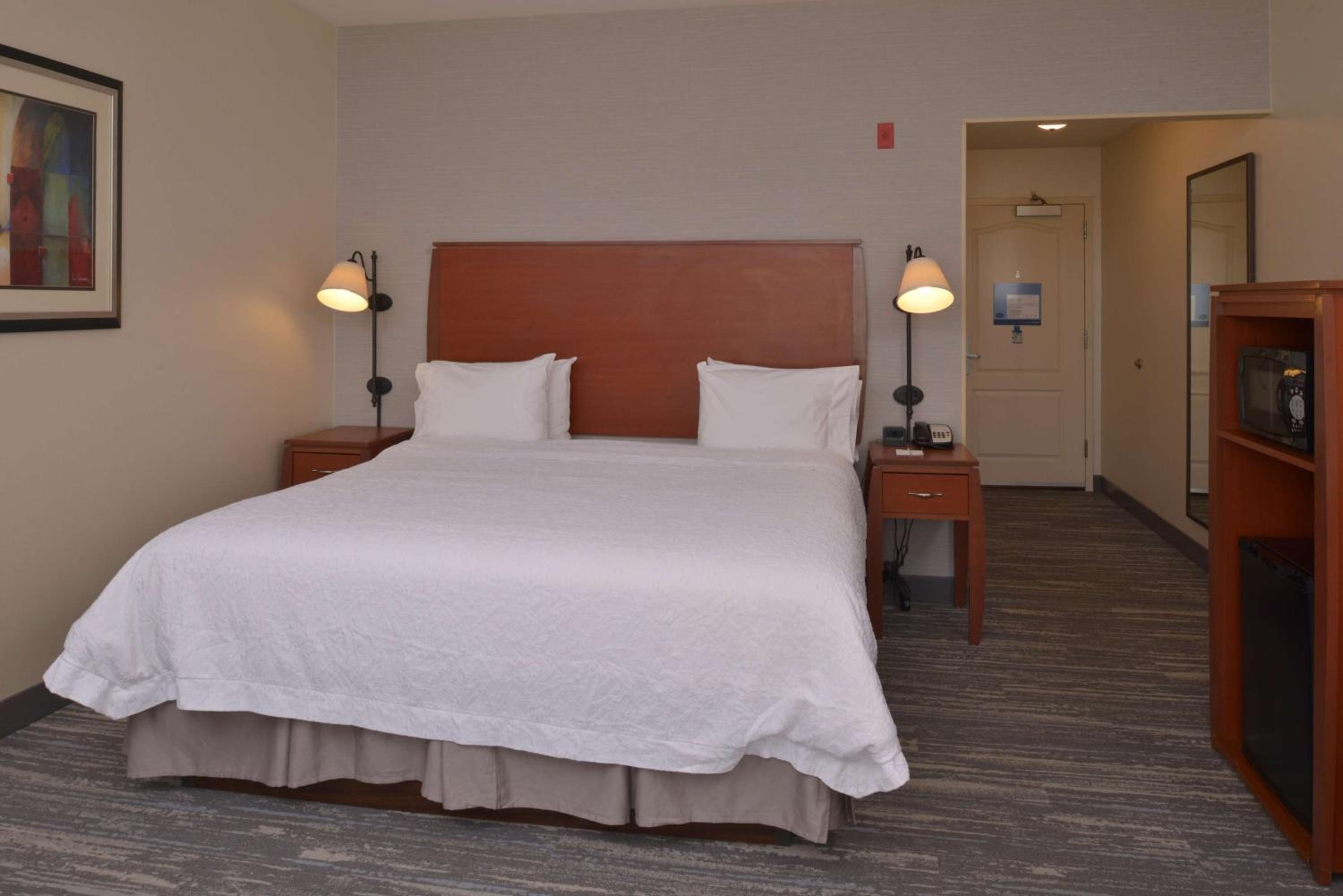 King Room with King Bed - Non-Smoking - Photo 1