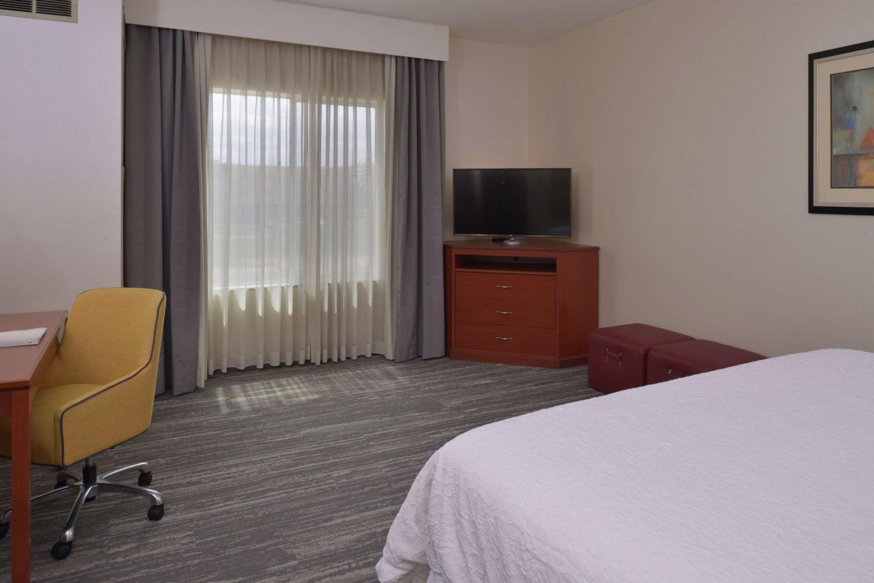 King Room with King Bed - Non-Smoking - Photo 3