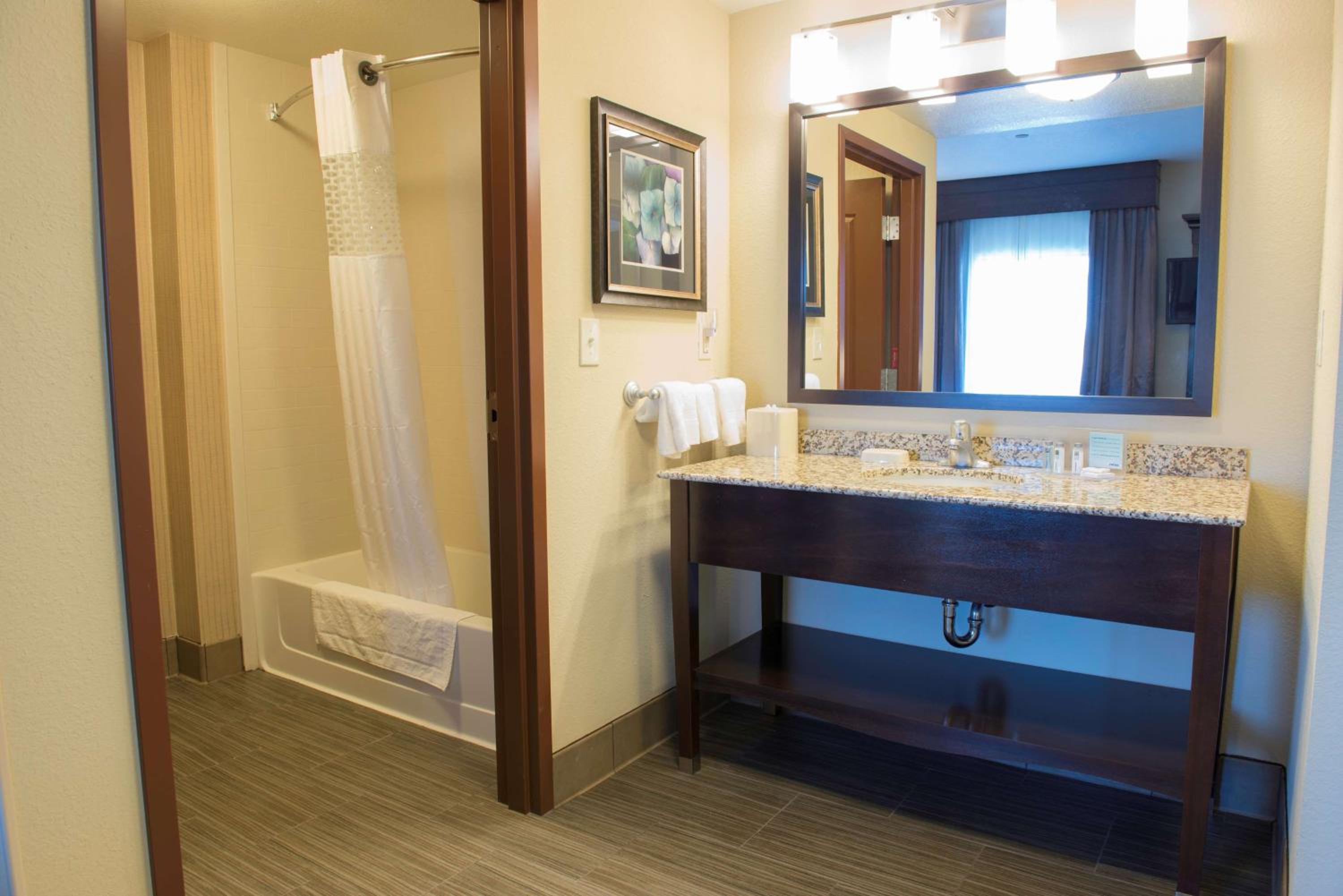 Queen Studio Suite with Two Queen Beds - Non-Smoking photo 2