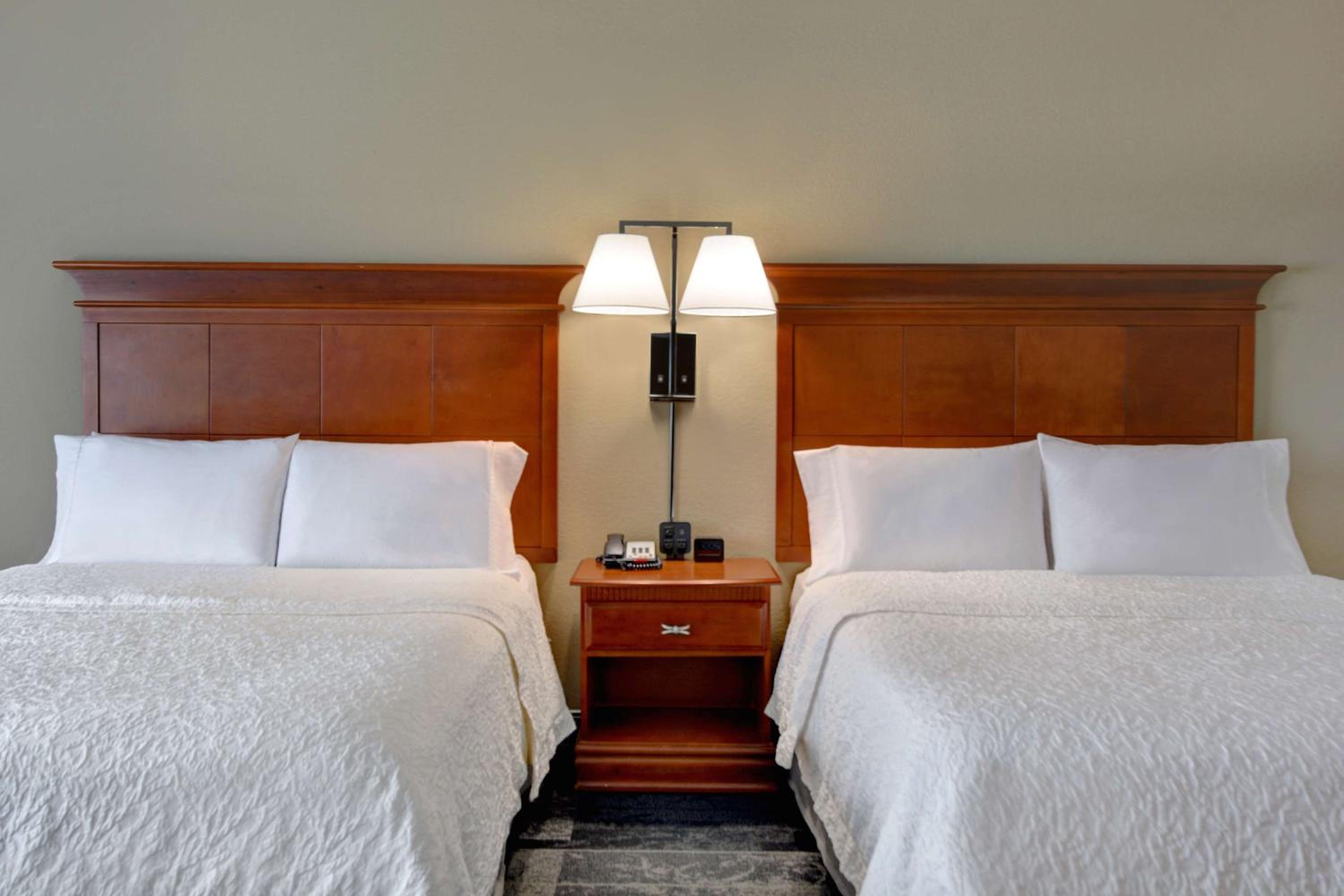 Room with Two Queen Beds - Non-Smoking - Photo 2