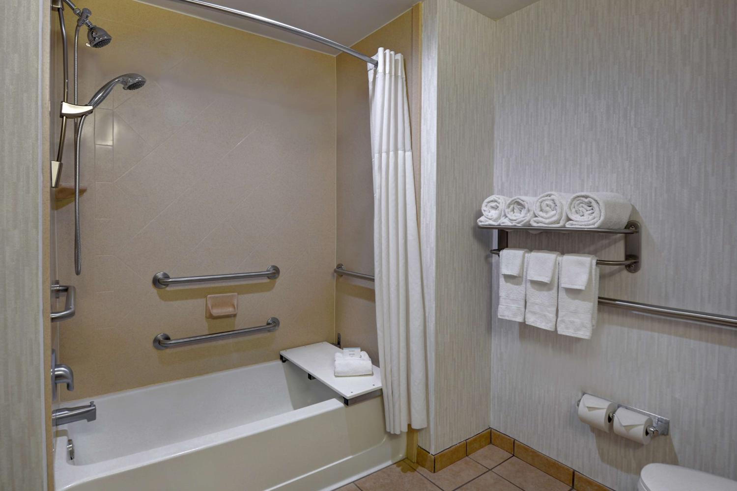 Queen Room with Two Queen Beds - Mobility and Hearing Access/Non-Smoking - Photo 3
