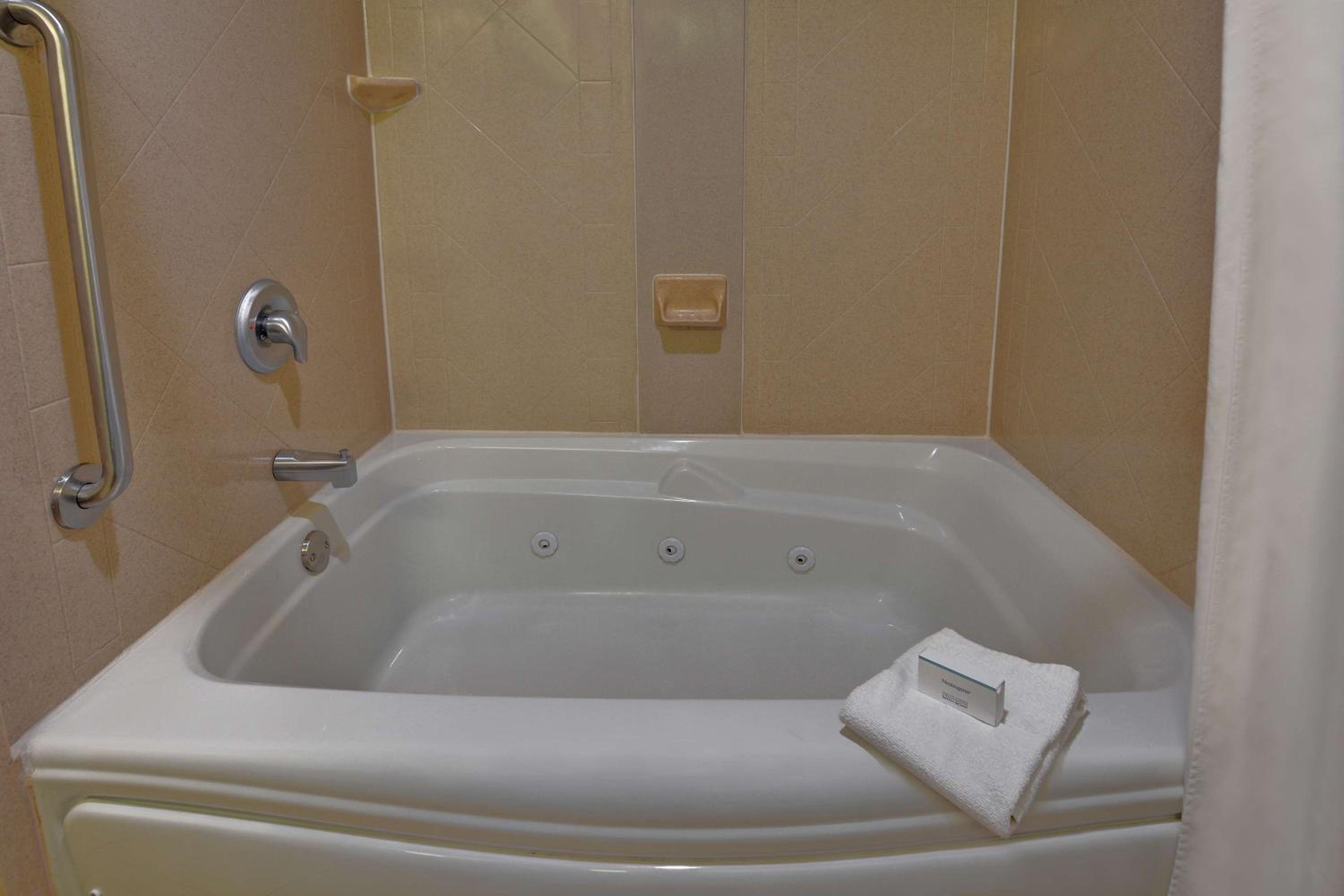 King Studio Suite with Whirlpool - Non-Smoking - Photo 8