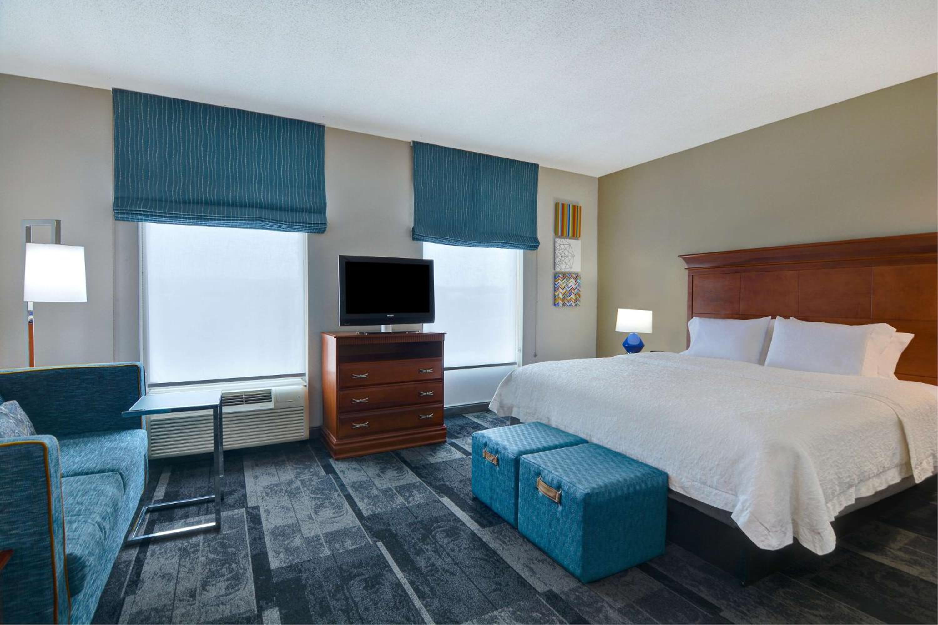 King Studio Suite with Whirlpool - Non-Smoking - Photo 3