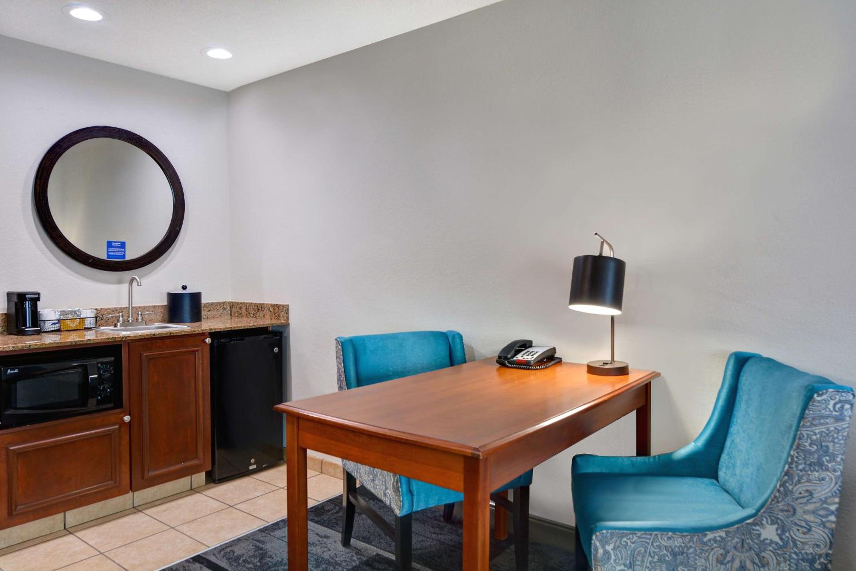 King Studio Suite with Whirlpool - Non-Smoking - Photo 4