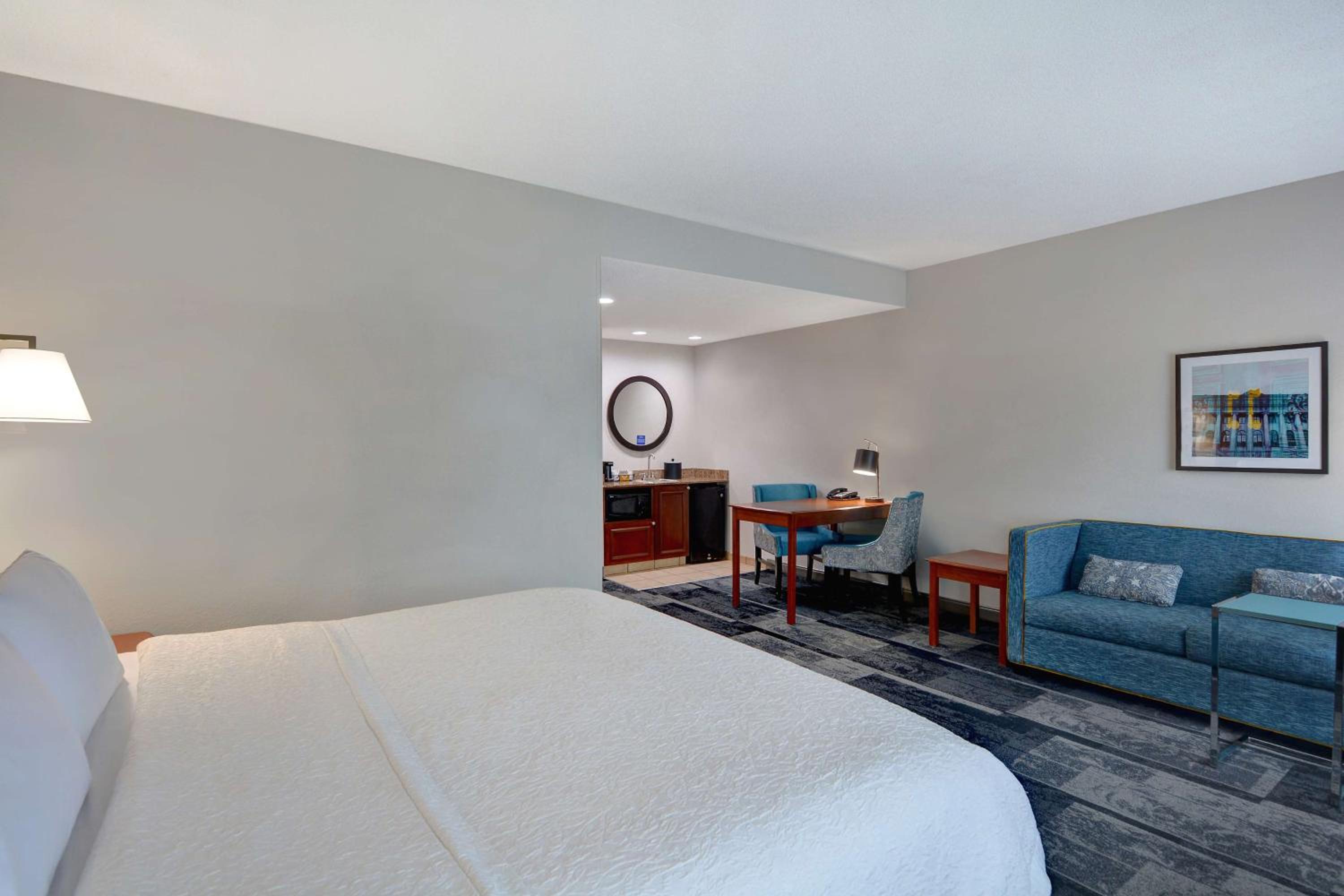 King Studio Suite with Whirlpool - Non-Smoking - Photo 2