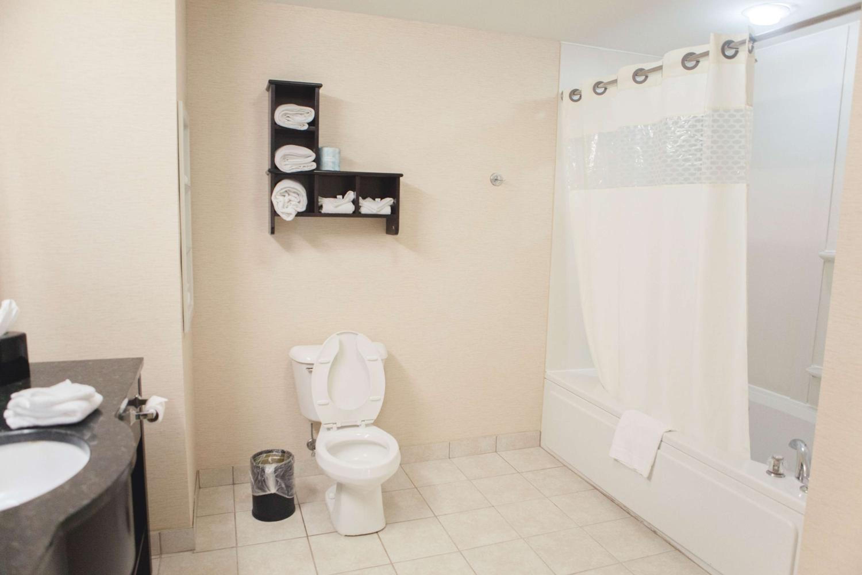 King Studio with Spa Bath - Photo 2