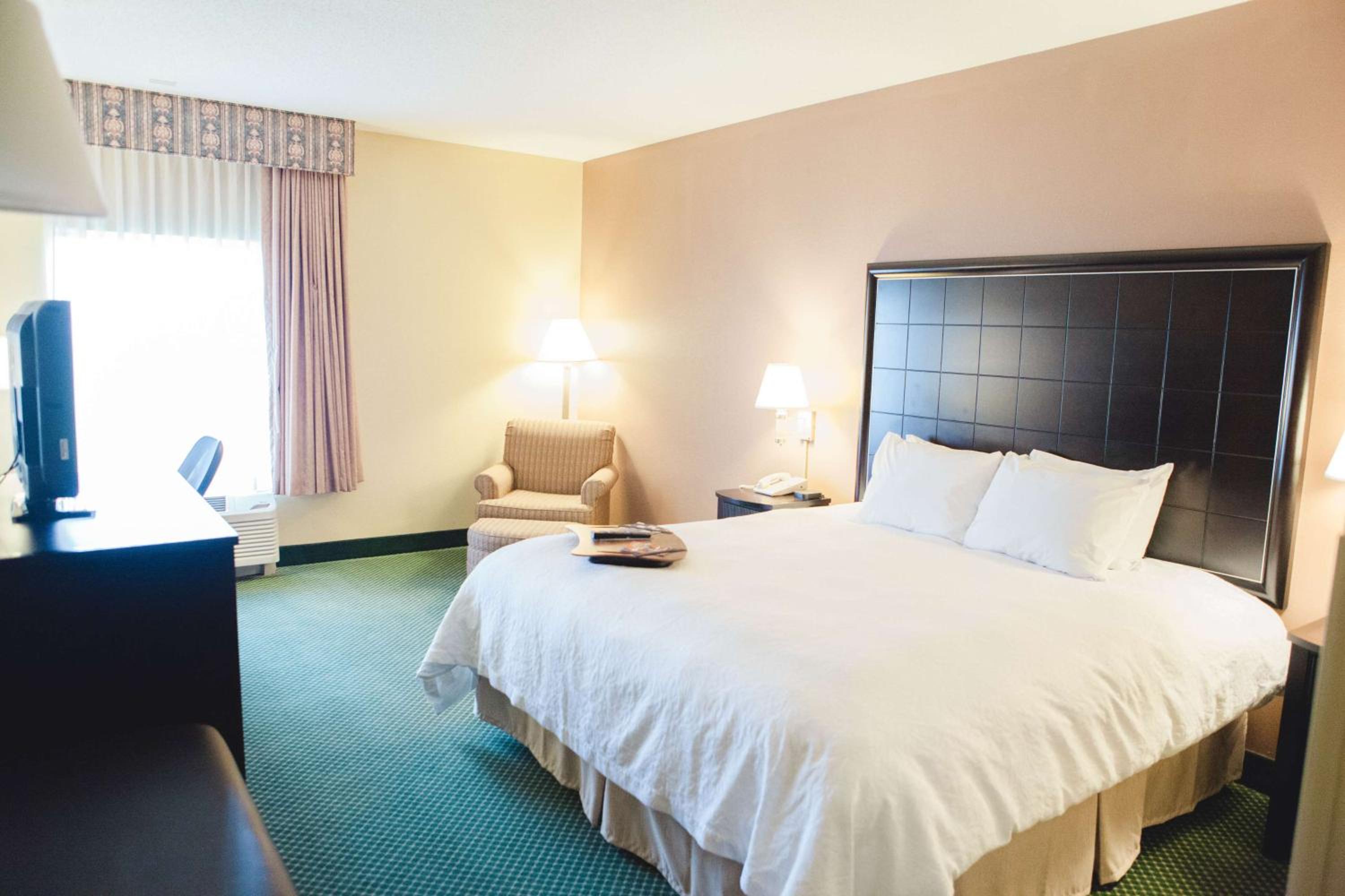 King Room with King Bed - Non-Smoking - Photo 1