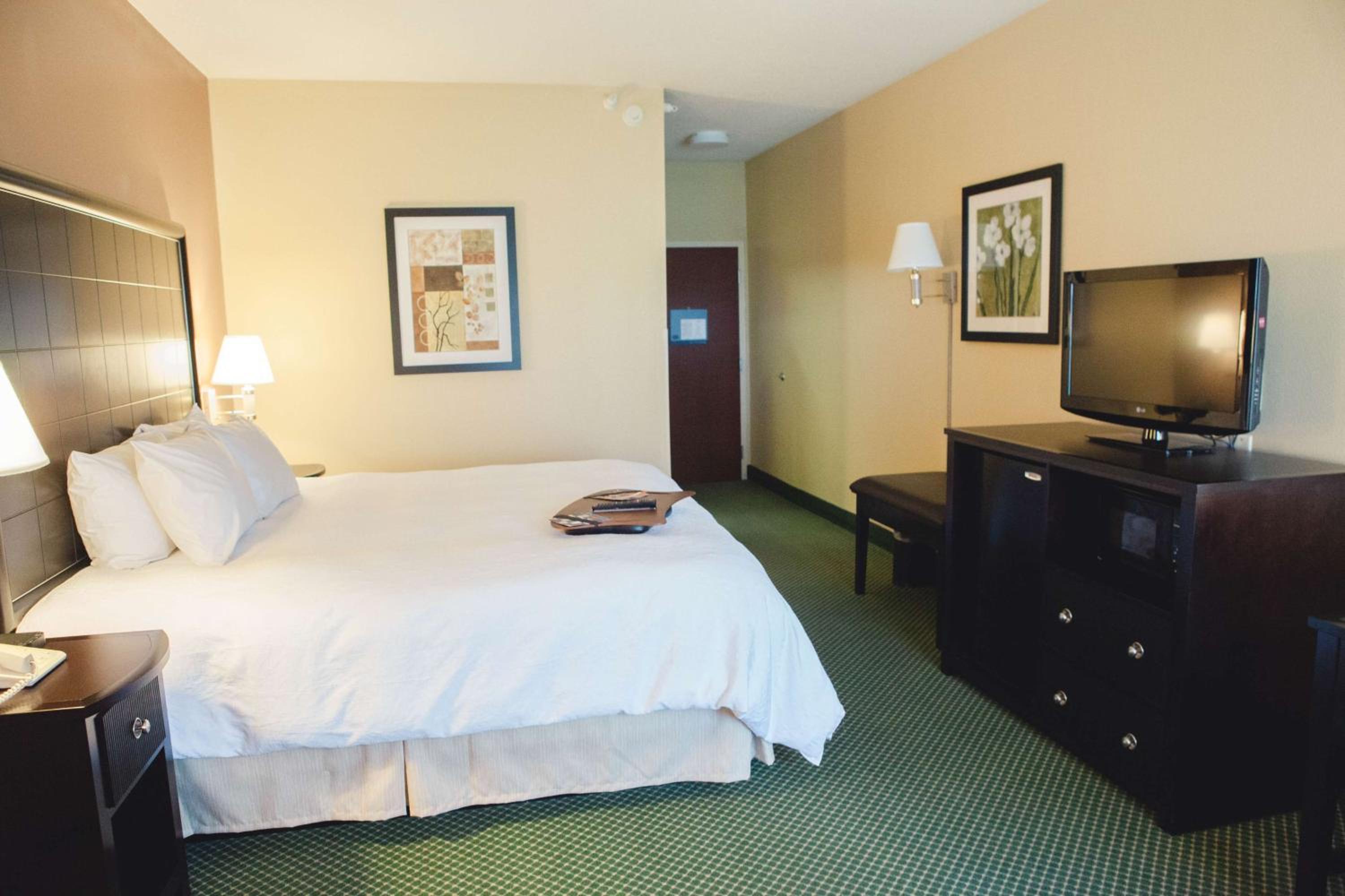 King Room with King Bed - Non-Smoking - Photo 2